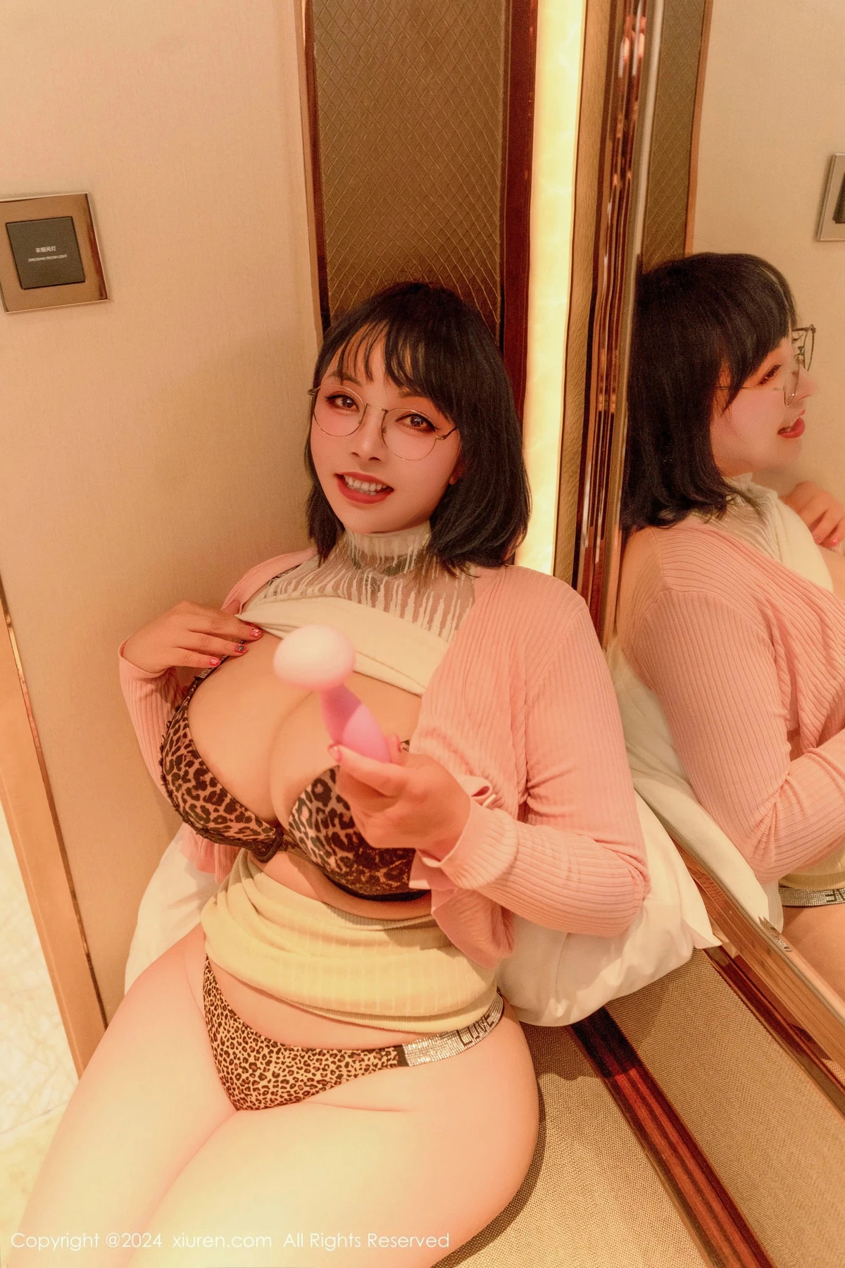 [[XiuRen秀人网]秀人网]No.9685_新人模特油田溪溪性感粉色外衣露豹纹内衣秀丰满身姿诱惑写真97P