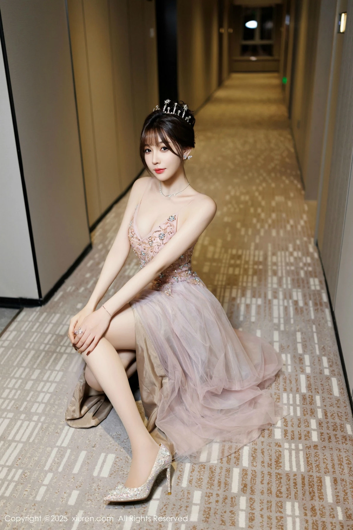 [[XiuRen秀人网]秀人网]No.9699_女神徐莉芝Booty性感碎花连衣裙配超薄肉丝秀完美身材诱惑写真100P
