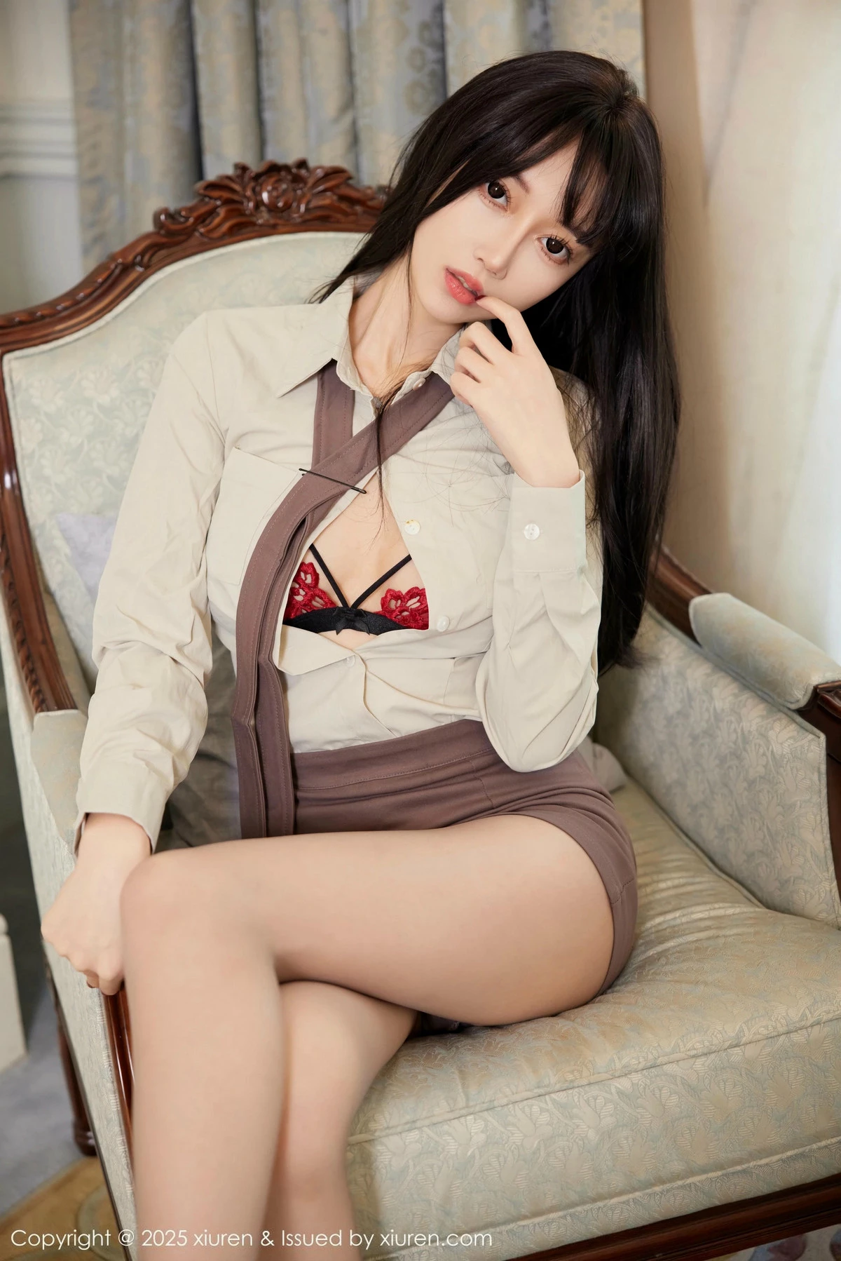 [[XiuRen秀人网]秀人网]No.9702_模特玥儿玥er浅色上衣露红色蕾丝内衣配开档黑丝秀美腿诱惑写真78P