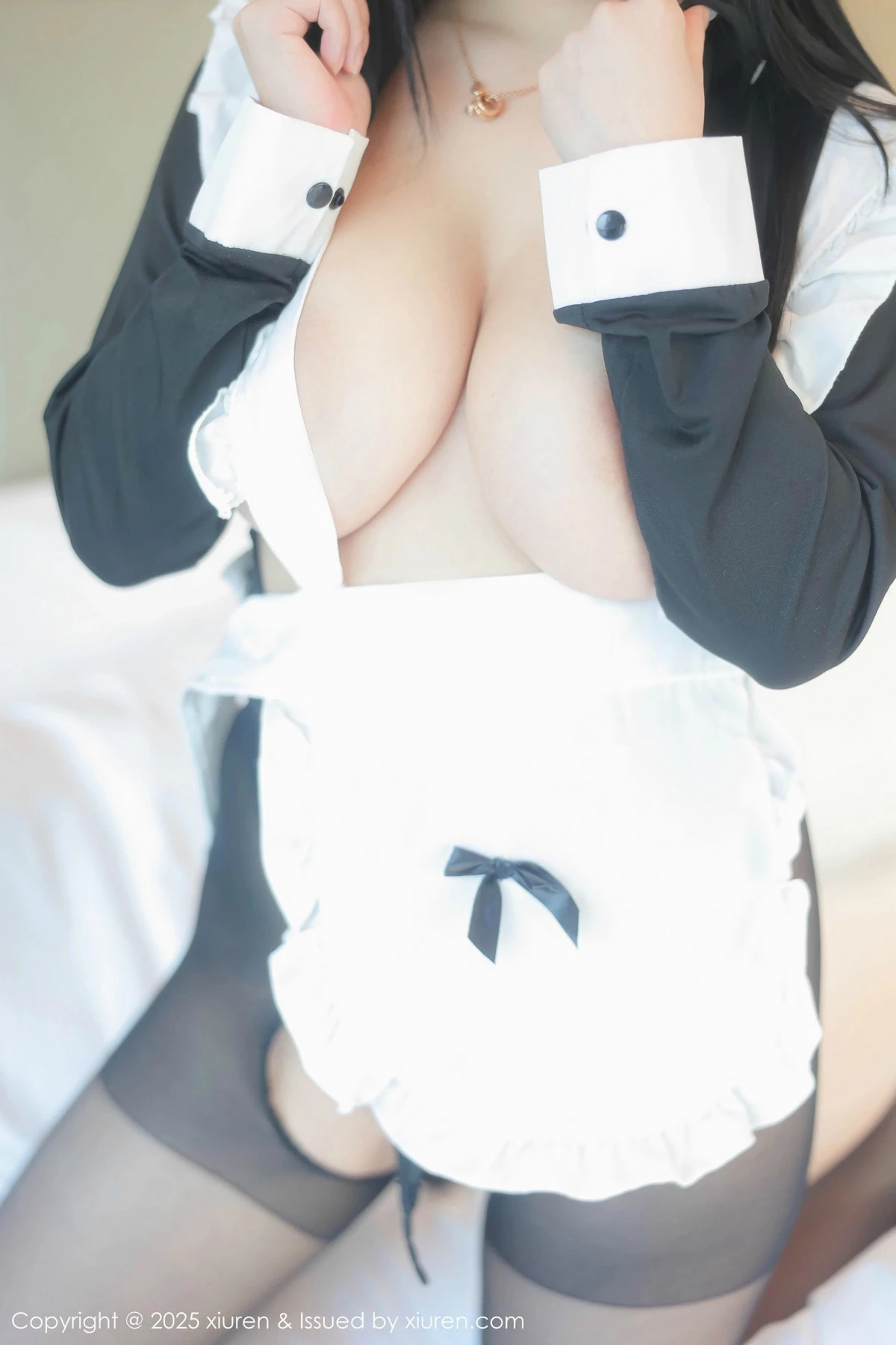 [[XiuRen秀人网]秀人网]No.9724_新人模特可可芝性感黑色女仆服饰配开档黑丝秀丰腴身材诱惑写真81P