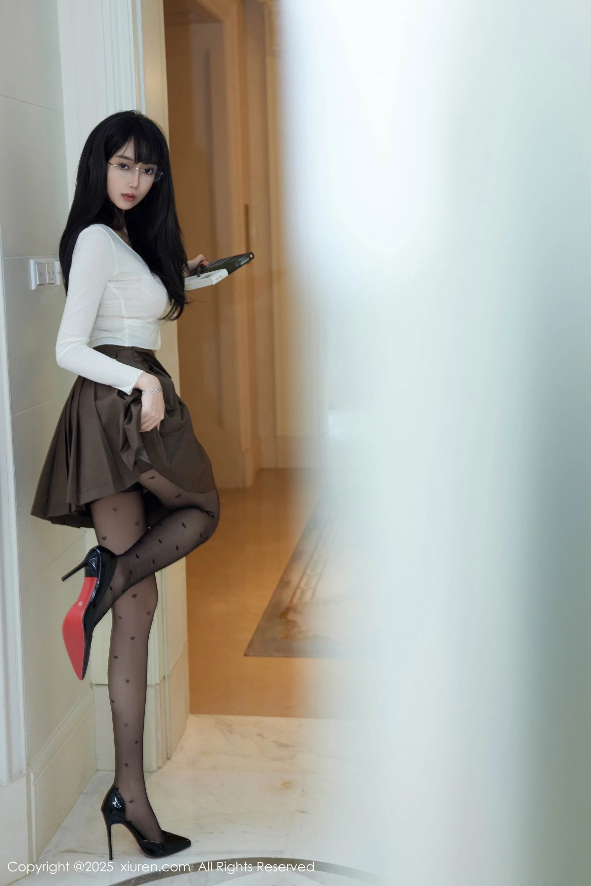 [[XiuRen秀人网]秀人网]No.9737_模特玥儿玥er私房性感深色短裙配超薄黑丝秀翘臀美腿诱惑写真82P
