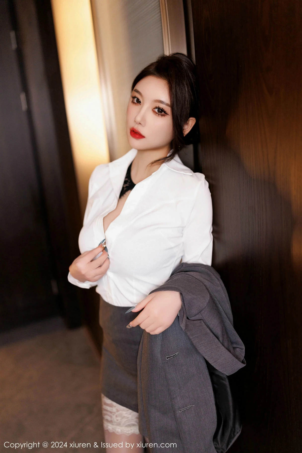[[XiuRen秀人网]秀人网]No.9634_女神杨晨晨Yome性感黑色蕾丝内衣配超薄黑丝秀丰腴身材诱惑写真95P