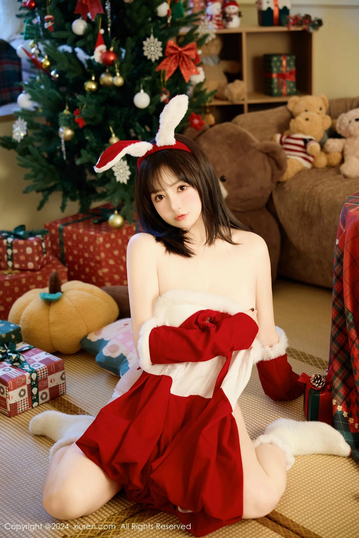 [[XiuRen秀人网]秀人网]No.9656_模特养乐多Doll圣诞主题性感红色连衣裙半脱秀丰腴身材诱惑写真53P