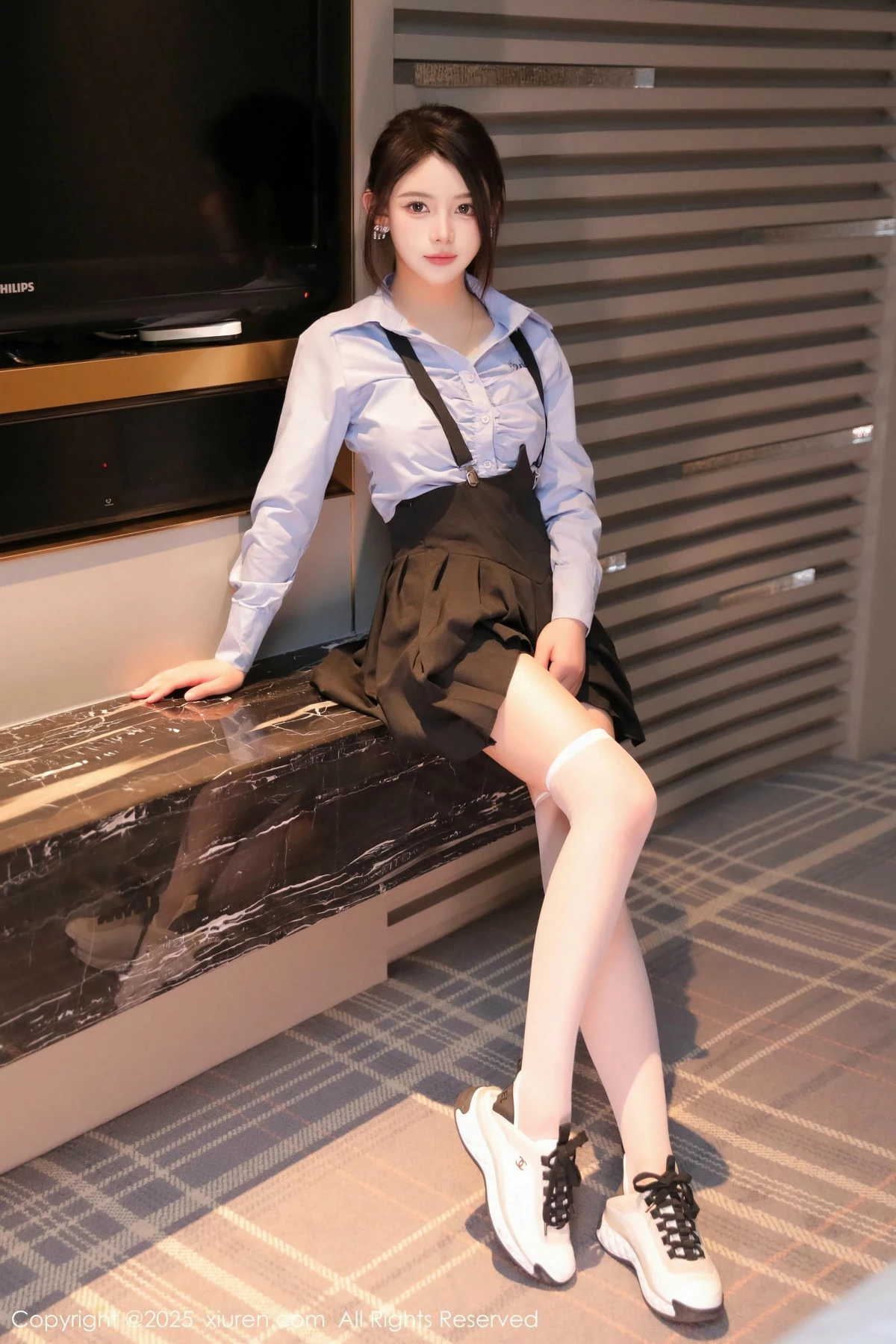 [[XiuRen秀人网]秀人网]No.9819_模特爱酱里性感蓝T配黑色吊带短裙露白丝袜秀完美身材诱惑写真80P