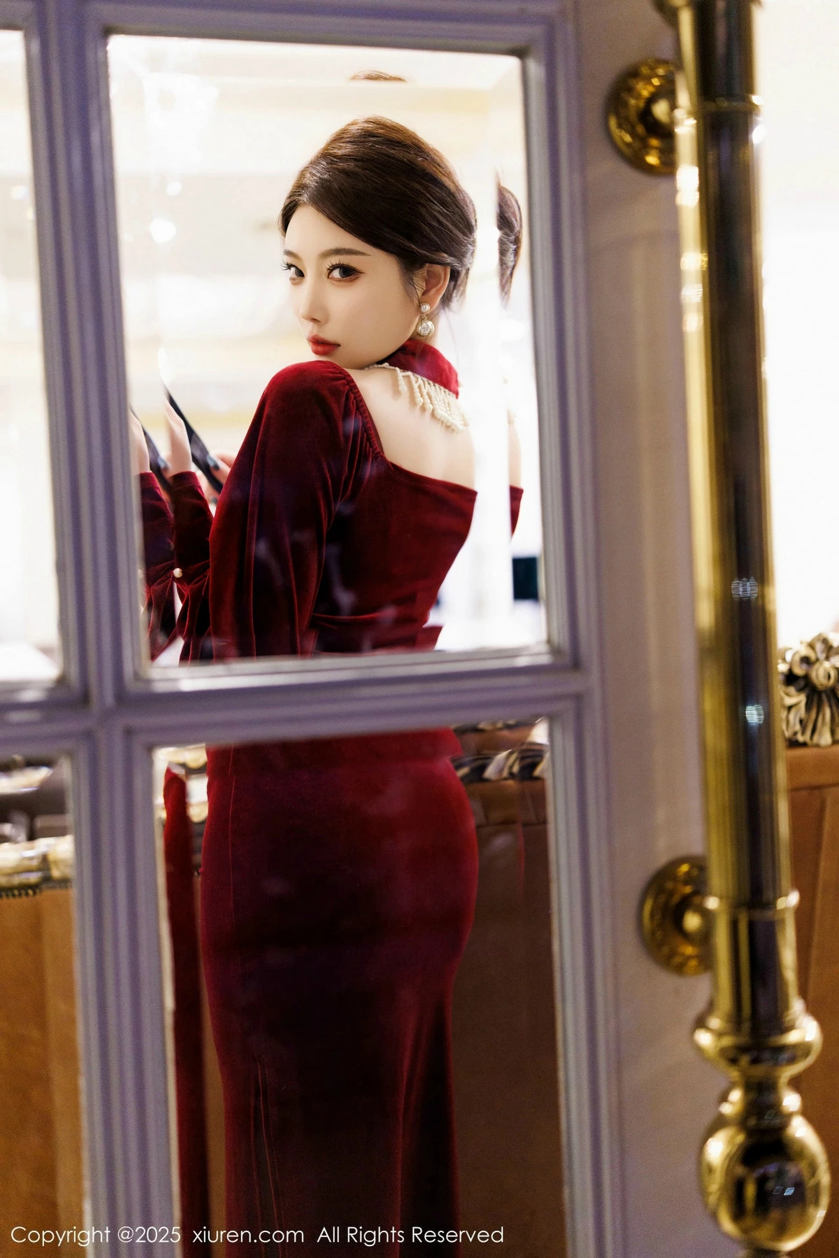 [[XiuRen秀人网]秀人网]No.9831_女神杨晨晨Yome性感深色旗袍+红色蕾丝内衣秀丰腴身材诱惑写真90P