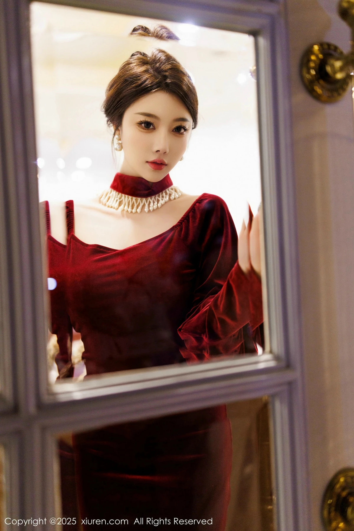 [[XiuRen秀人网]秀人网]No.9831_女神杨晨晨Yome性感深色旗袍+红色蕾丝内衣秀丰腴身材诱惑写真90P