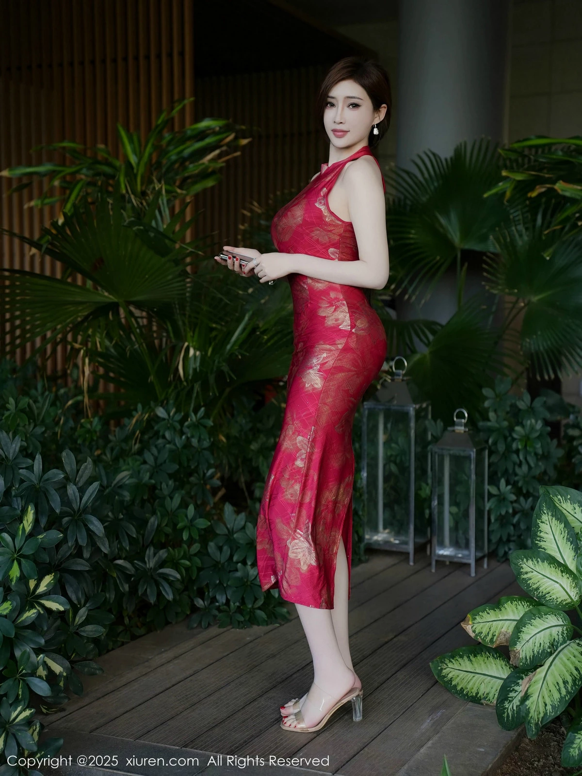 [[XiuRen秀人网]秀人网]No.9837_女神Carol周妍希性感红色旗袍服饰配超薄肉丝秀丰满身材诱惑写真77P