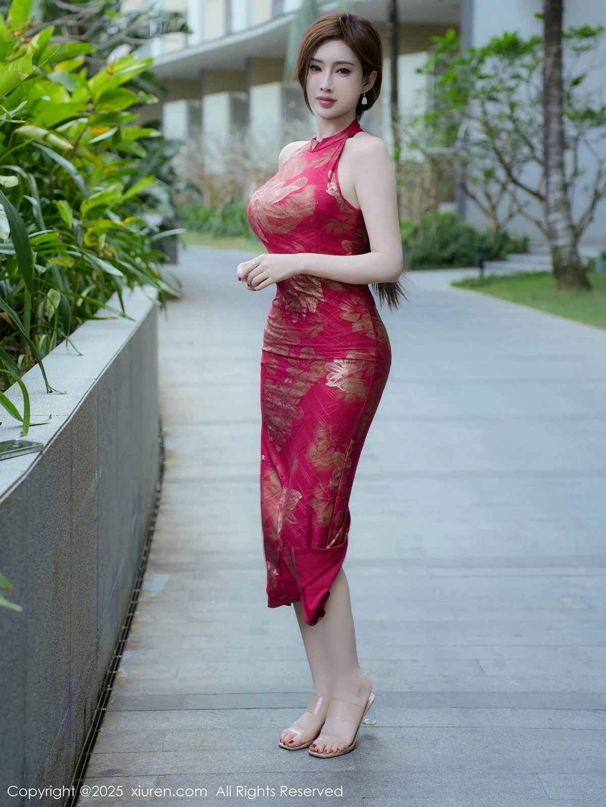 [[XiuRen秀人网]秀人网]No.9837_女神Carol周妍希性感红色旗袍服饰配超薄肉丝秀丰满身材诱惑写真77P