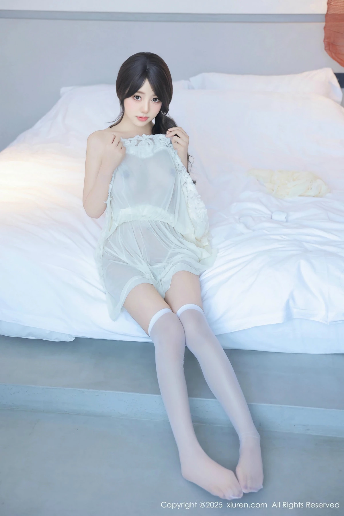 [[XiuRen秀人网]秀人网]No.9851_模特桃妖夭浴室性感浅色连衣短裙配白丝袜湿身秀惹火身材诱惑写真113P