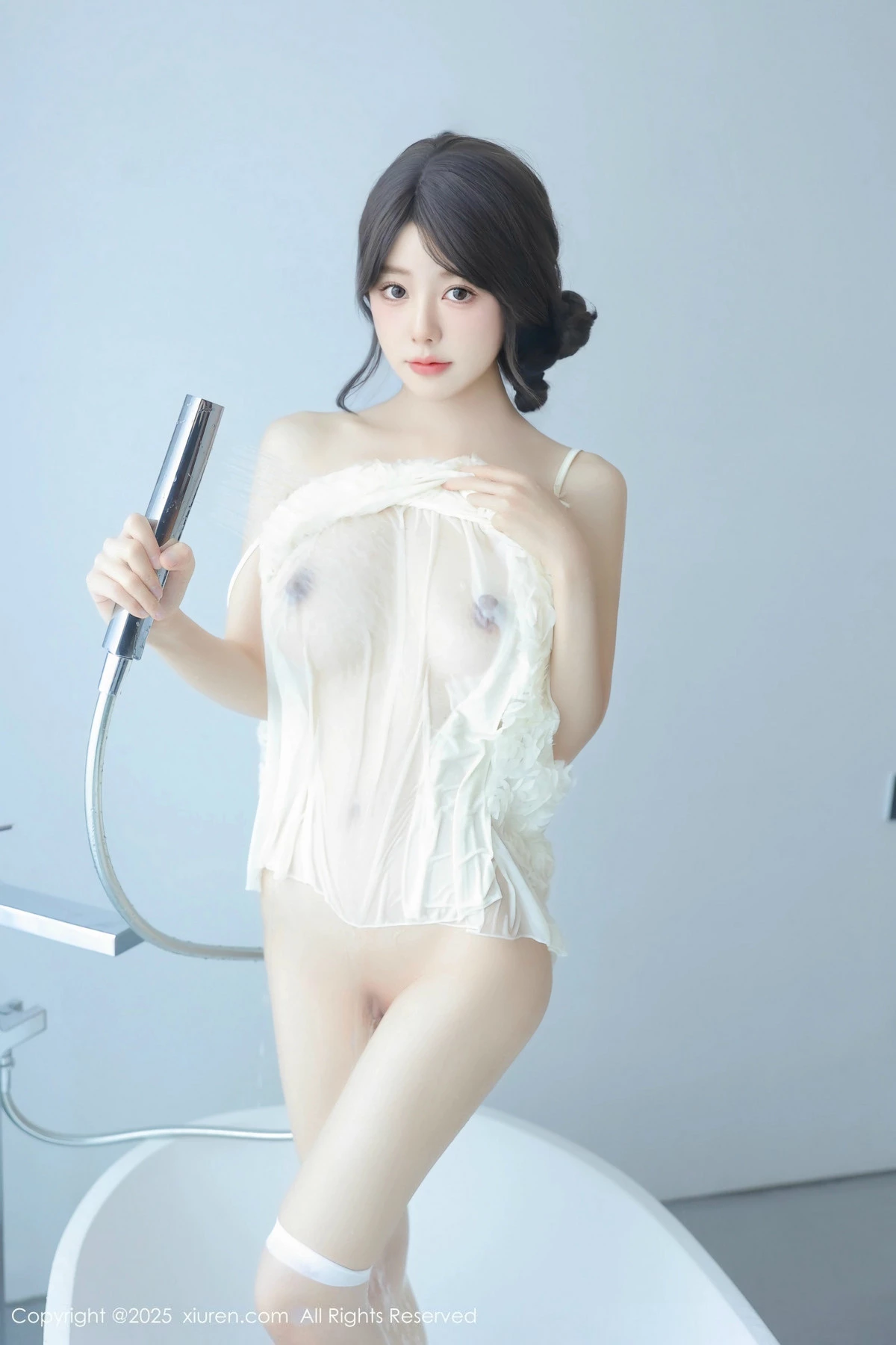 [[XiuRen秀人网]秀人网]No.9851_模特桃妖夭浴室性感浅色连衣短裙配白丝袜湿身秀惹火身材诱惑写真113P