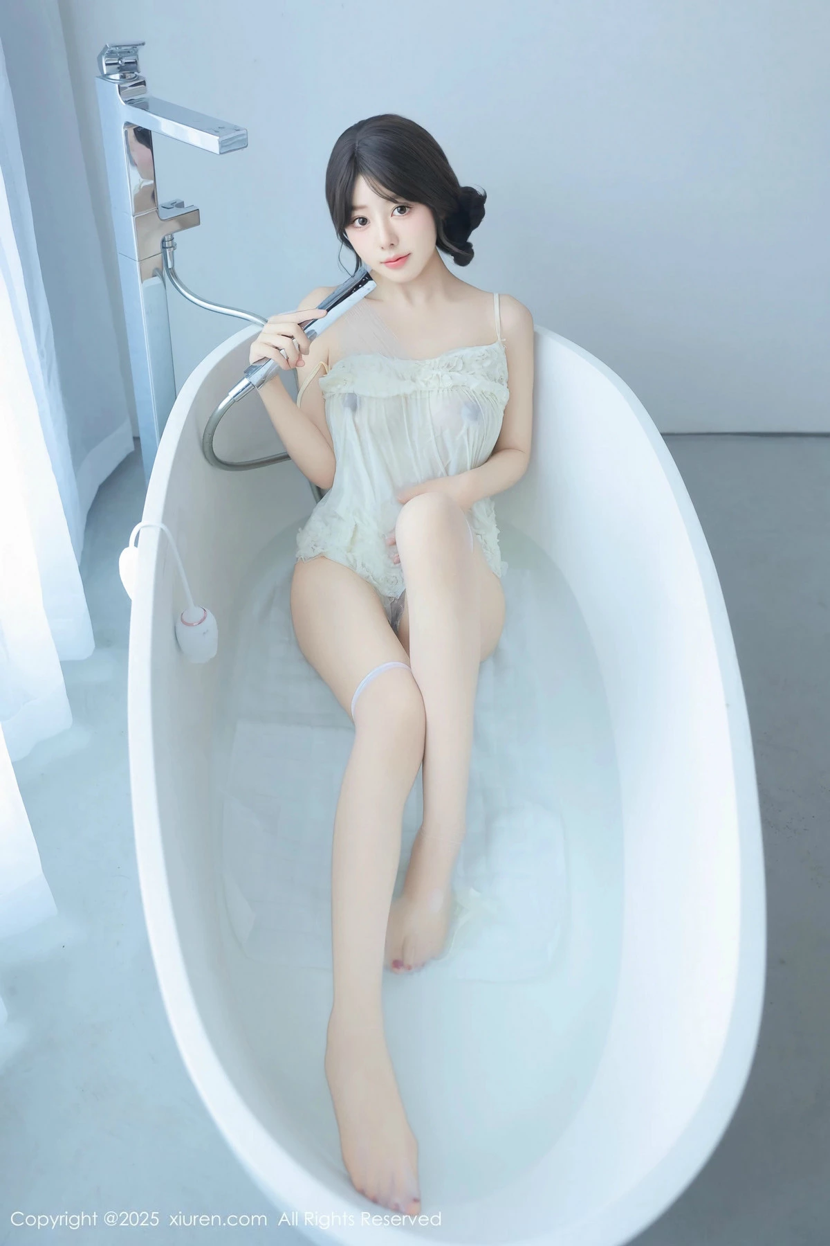 [[XiuRen秀人网]秀人网]No.9851_模特桃妖夭浴室性感浅色连衣短裙配白丝袜湿身秀惹火身材诱惑写真113P