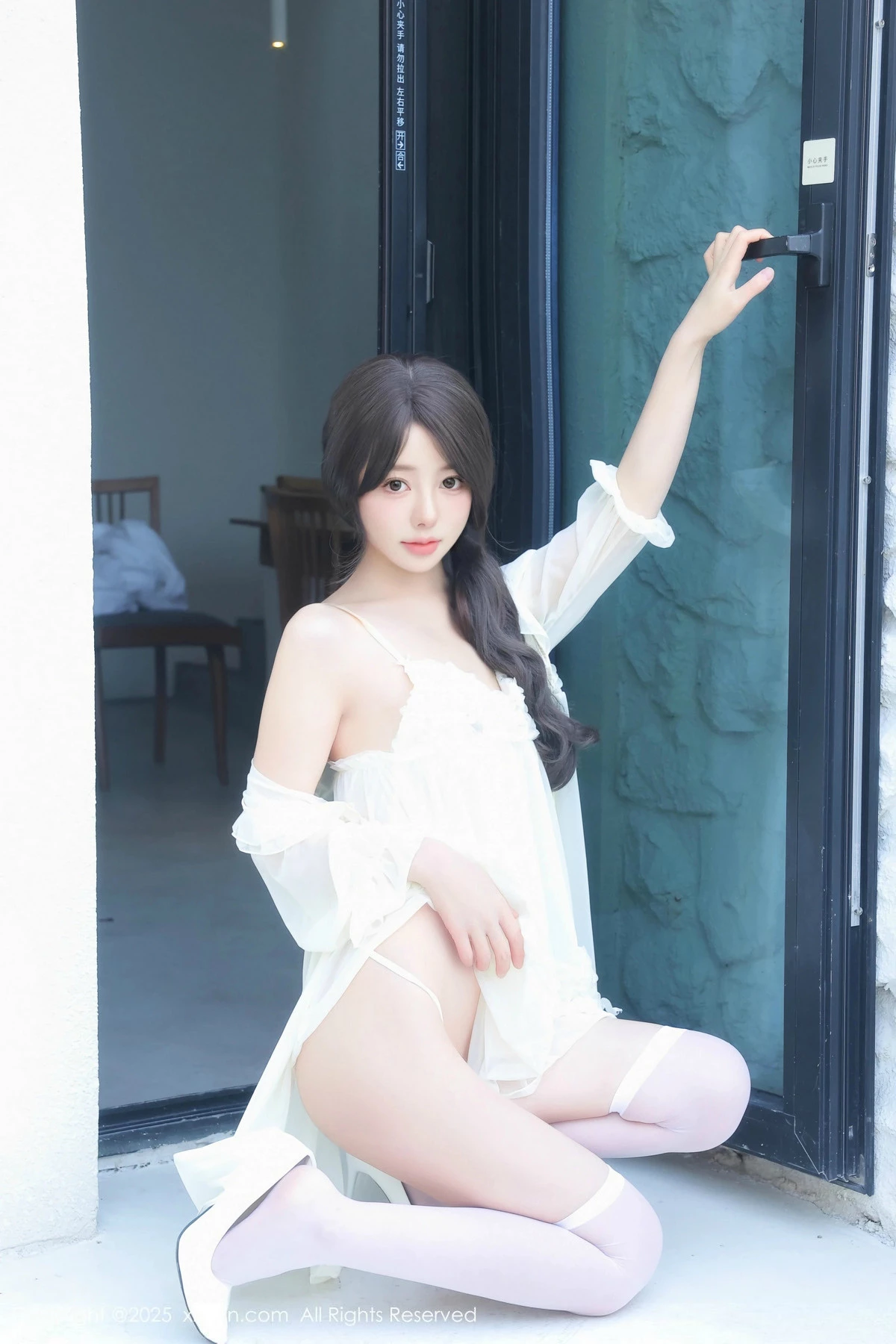 [[XiuRen秀人网]秀人网]No.9851_模特桃妖夭浴室性感浅色连衣短裙配白丝袜湿身秀惹火身材诱惑写真113P