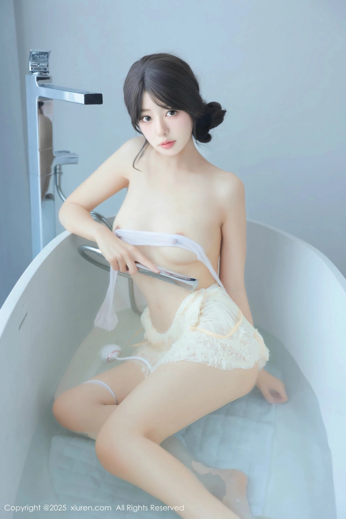 [[XiuRen秀人网]秀人网]No.9851_模特桃妖夭浴室性感浅色连衣短裙配白丝袜湿身秀惹火身材诱惑写真113P