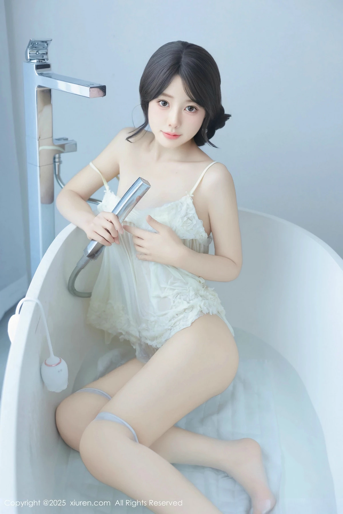 [[XiuRen秀人网]秀人网]No.9851_模特桃妖夭浴室性感浅色连衣短裙配白丝袜湿身秀惹火身材诱惑写真113P