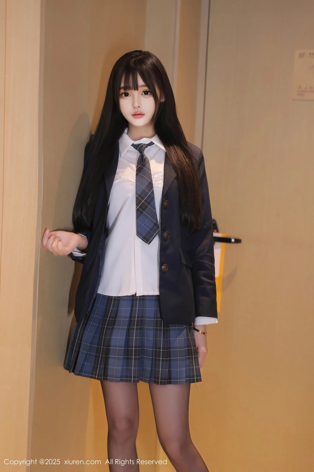 [[XiuRen秀人网]秀人网]No.9853_模特余安安性感JK制服露黑色蕾丝内衣配黑丝袜秀凹凸身材诱惑写真85P