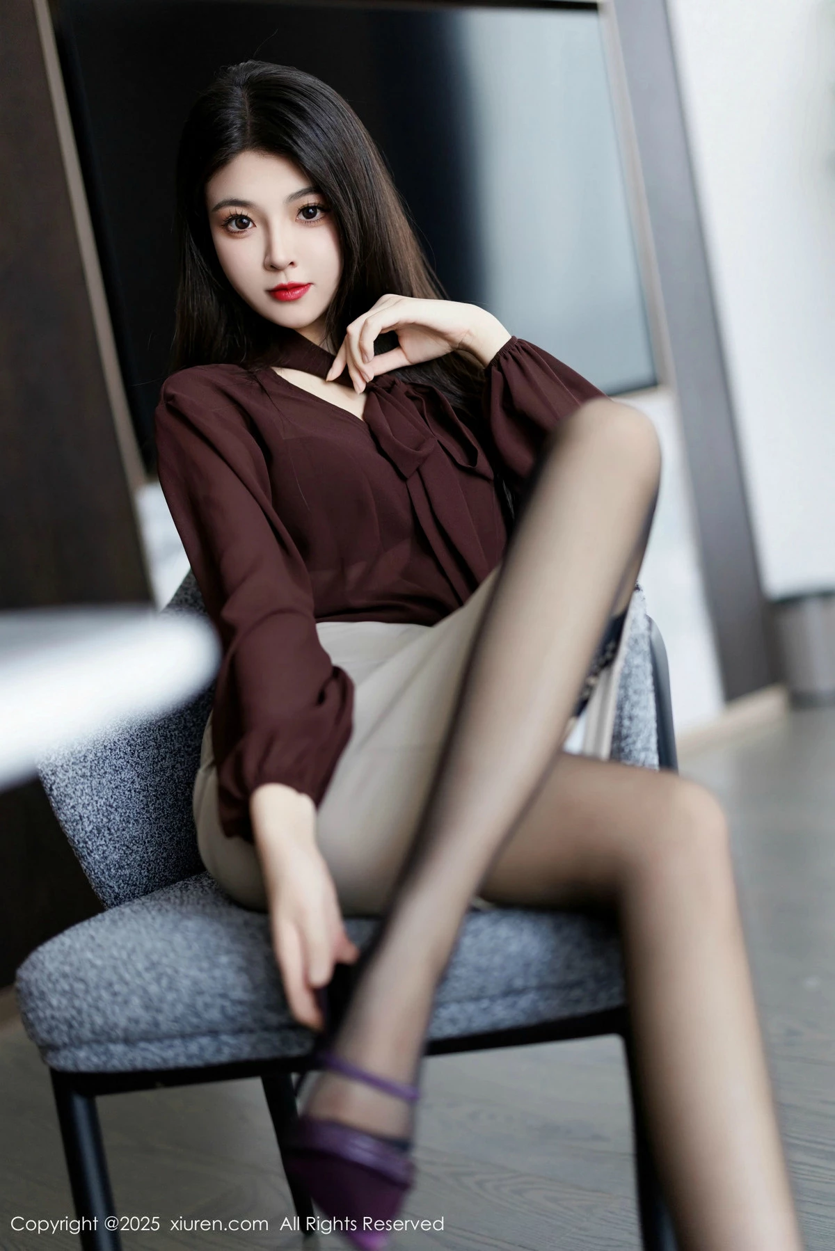 [[XiuRen秀人网]秀人网]No.9868_模特初梦瑶性感OL服饰露黑色内衣配黑丝袜秀完美身材诱惑写真83P