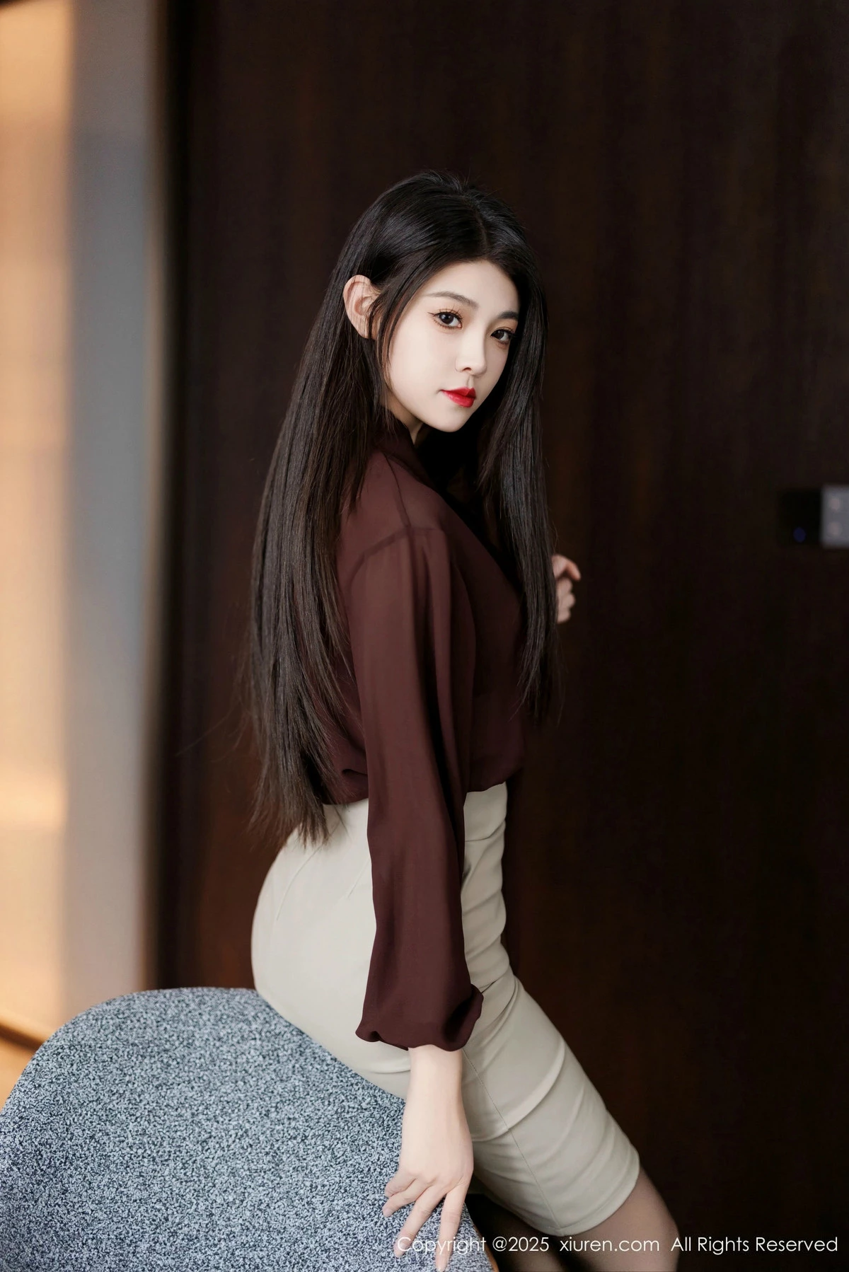 [[XiuRen秀人网]秀人网]No.9868_模特初梦瑶性感OL服饰露黑色内衣配黑丝袜秀完美身材诱惑写真83P