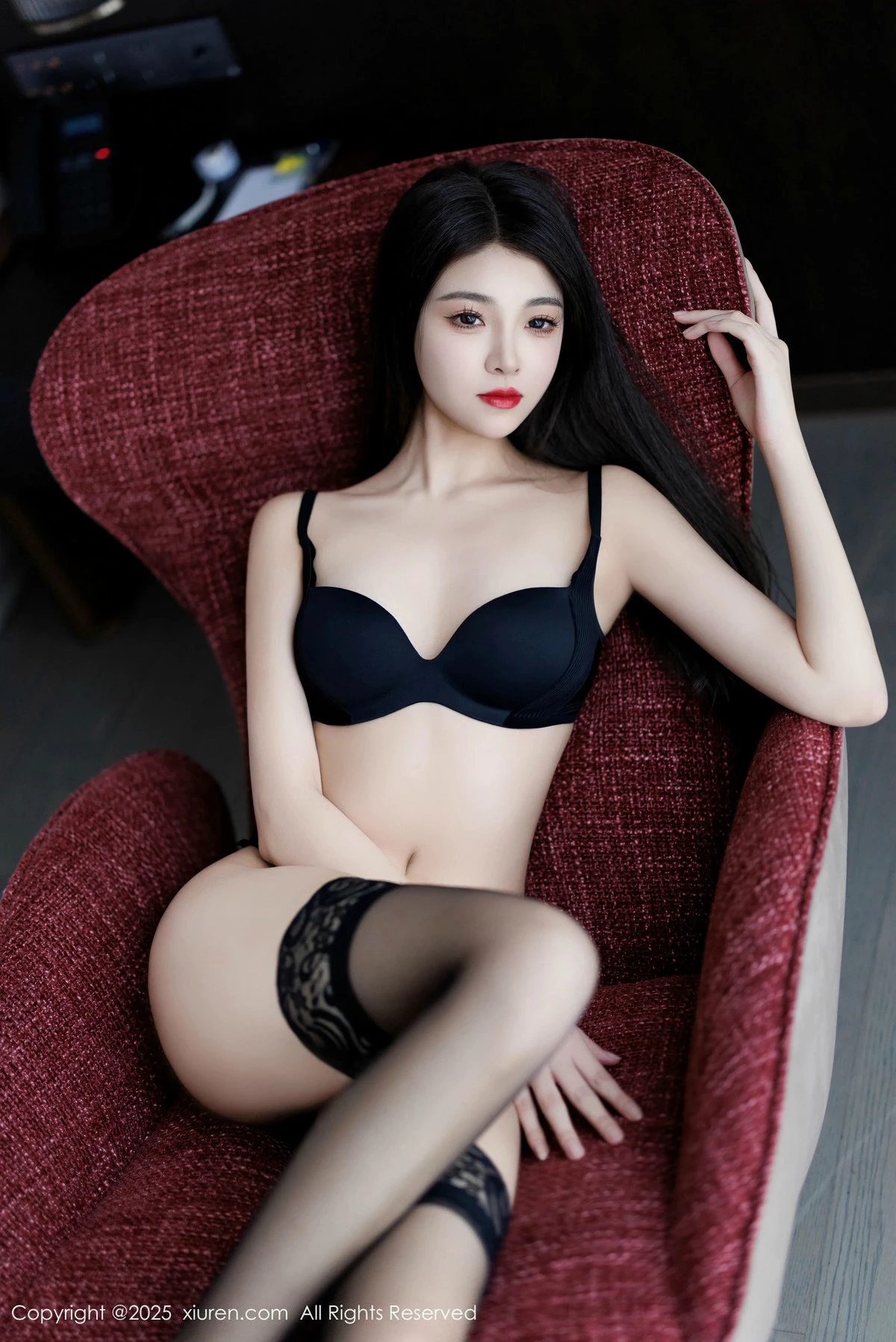 [[XiuRen秀人网]秀人网]No.9868_模特初梦瑶性感OL服饰露黑色内衣配黑丝袜秀完美身材诱惑写真83P