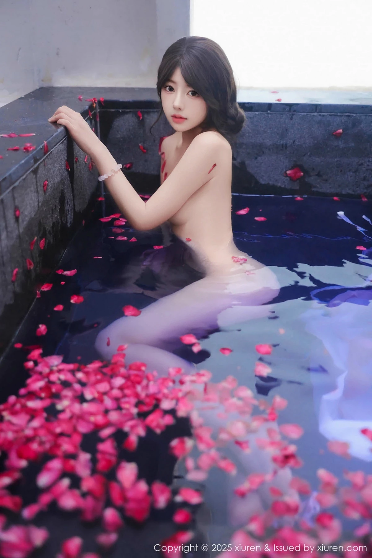 [[XiuRen秀人网]秀人网]No.9778_模特桃妖夭浴池场景性感白色薄纱服饰花瓣浴秀惹火身材诱惑写真102P
