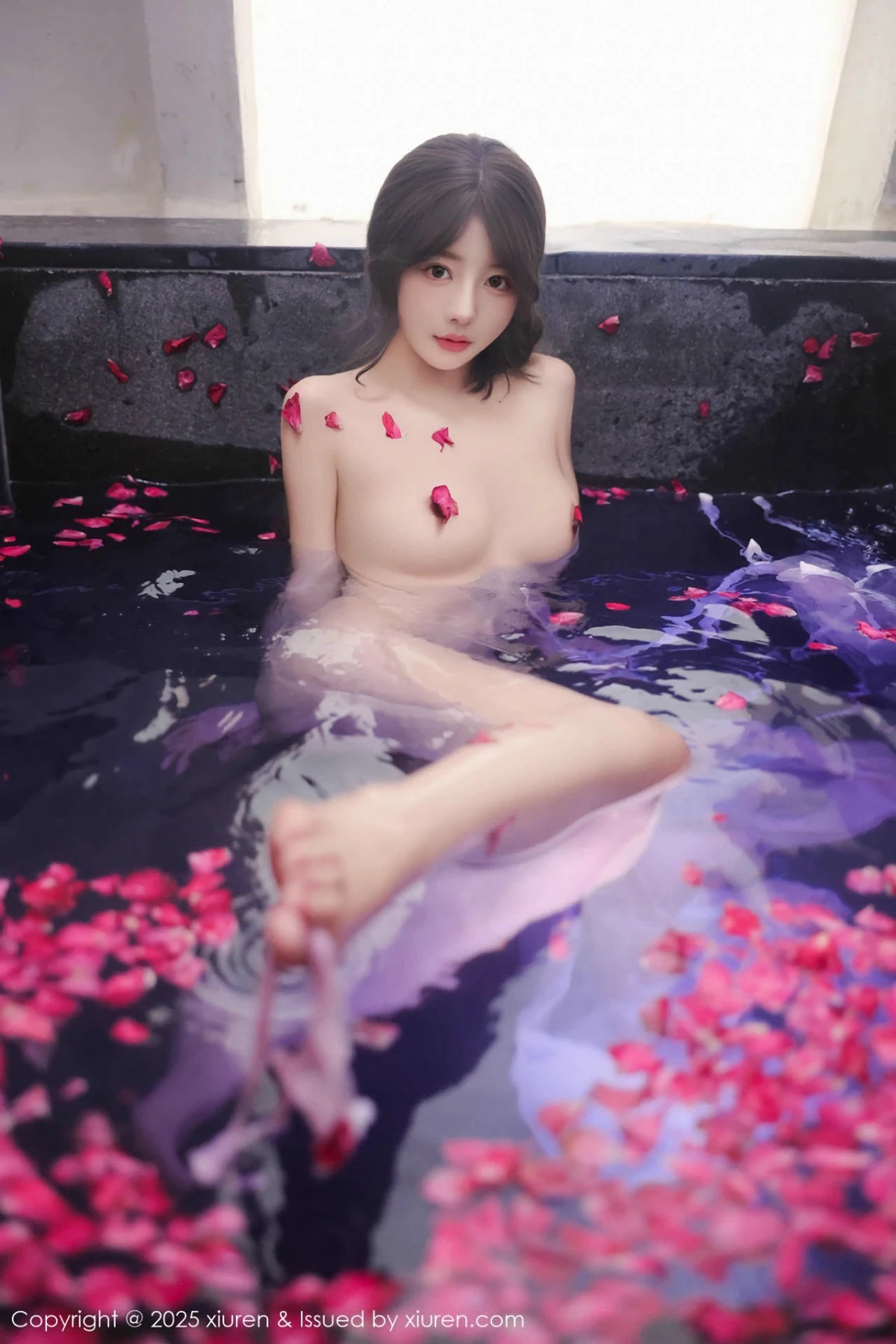[[XiuRen秀人网]秀人网]No.9778_模特桃妖夭浴池场景性感白色薄纱服饰花瓣浴秀惹火身材诱惑写真102P