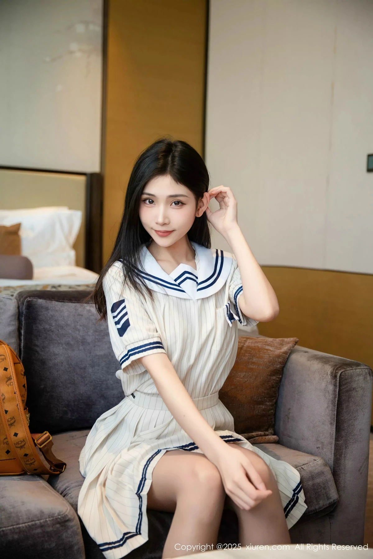[[XiuRen秀人网]秀人网]No.9942_模特刘婷婷性感JK制服露肉色性感内衣配灰丝袜秀完美身材诱惑写真77P