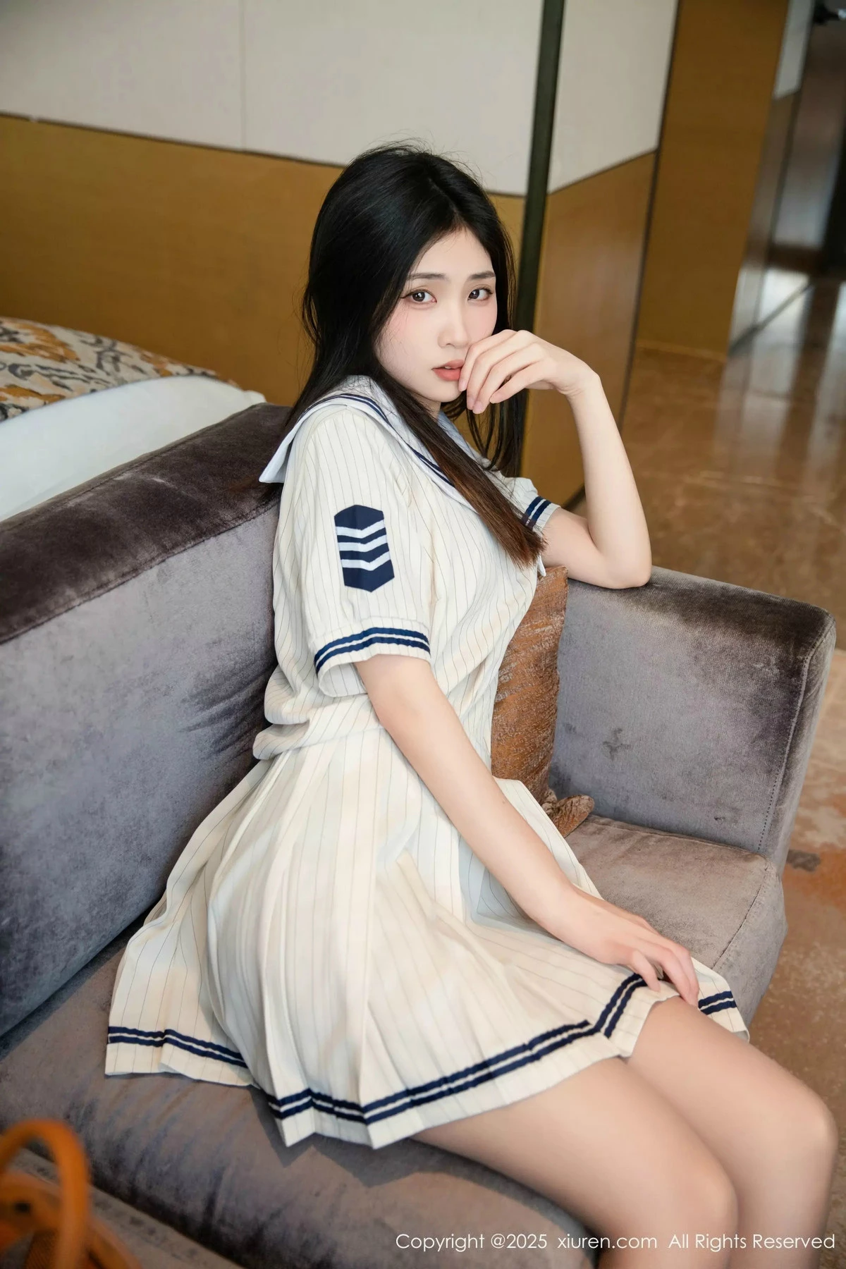 [[XiuRen秀人网]秀人网]No.9942_模特刘婷婷性感JK制服露肉色性感内衣配灰丝袜秀完美身材诱惑写真77P