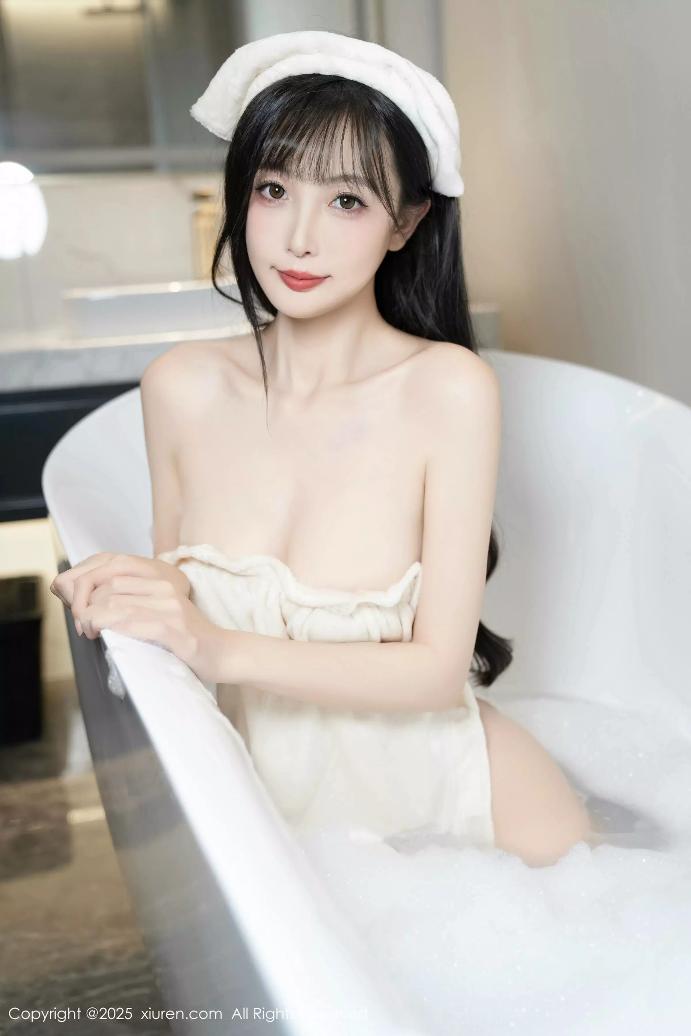 [[XiuRen秀人网]秀人网]No.10005_模特樱桃小阑子浴室场景性感白色浴袍配原色丝袜秀美腿诱惑写真87P
