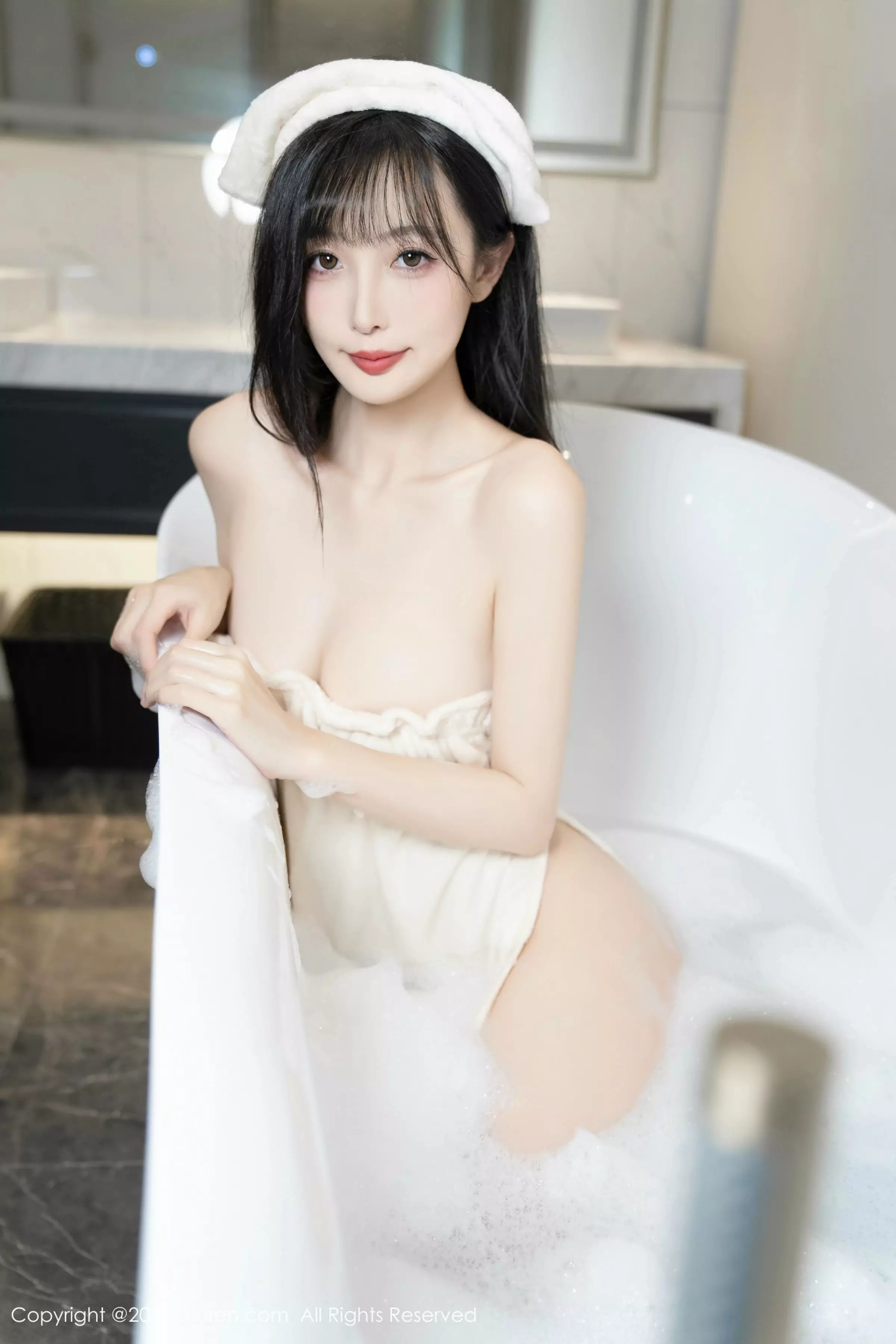 [[XiuRen秀人网]秀人网]No.10005_模特樱桃小阑子浴室场景性感白色浴袍配原色丝袜秀美腿诱惑写真87P