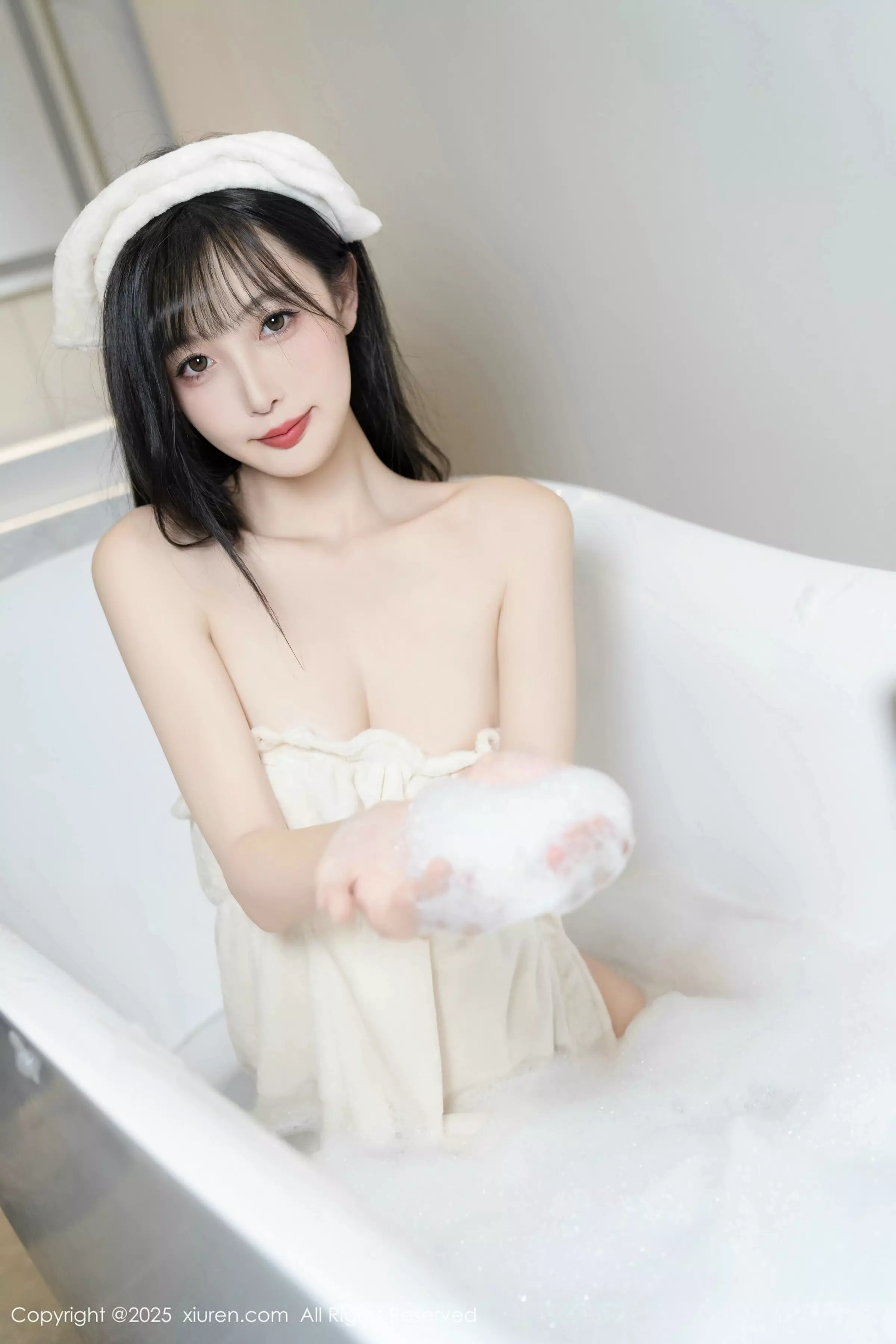 [[XiuRen秀人网]秀人网]No.10005_模特樱桃小阑子浴室场景性感白色浴袍配原色丝袜秀美腿诱惑写真87P