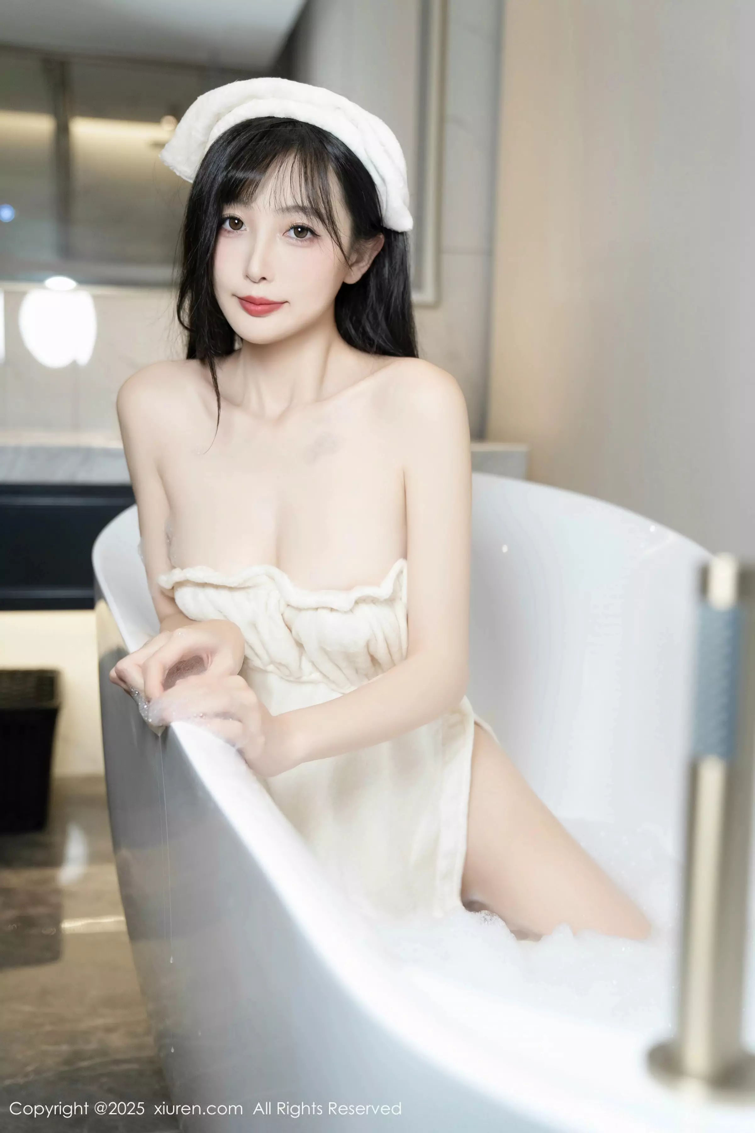 [[XiuRen秀人网]秀人网]No.10005_模特樱桃小阑子浴室场景性感白色浴袍配原色丝袜秀美腿诱惑写真87P