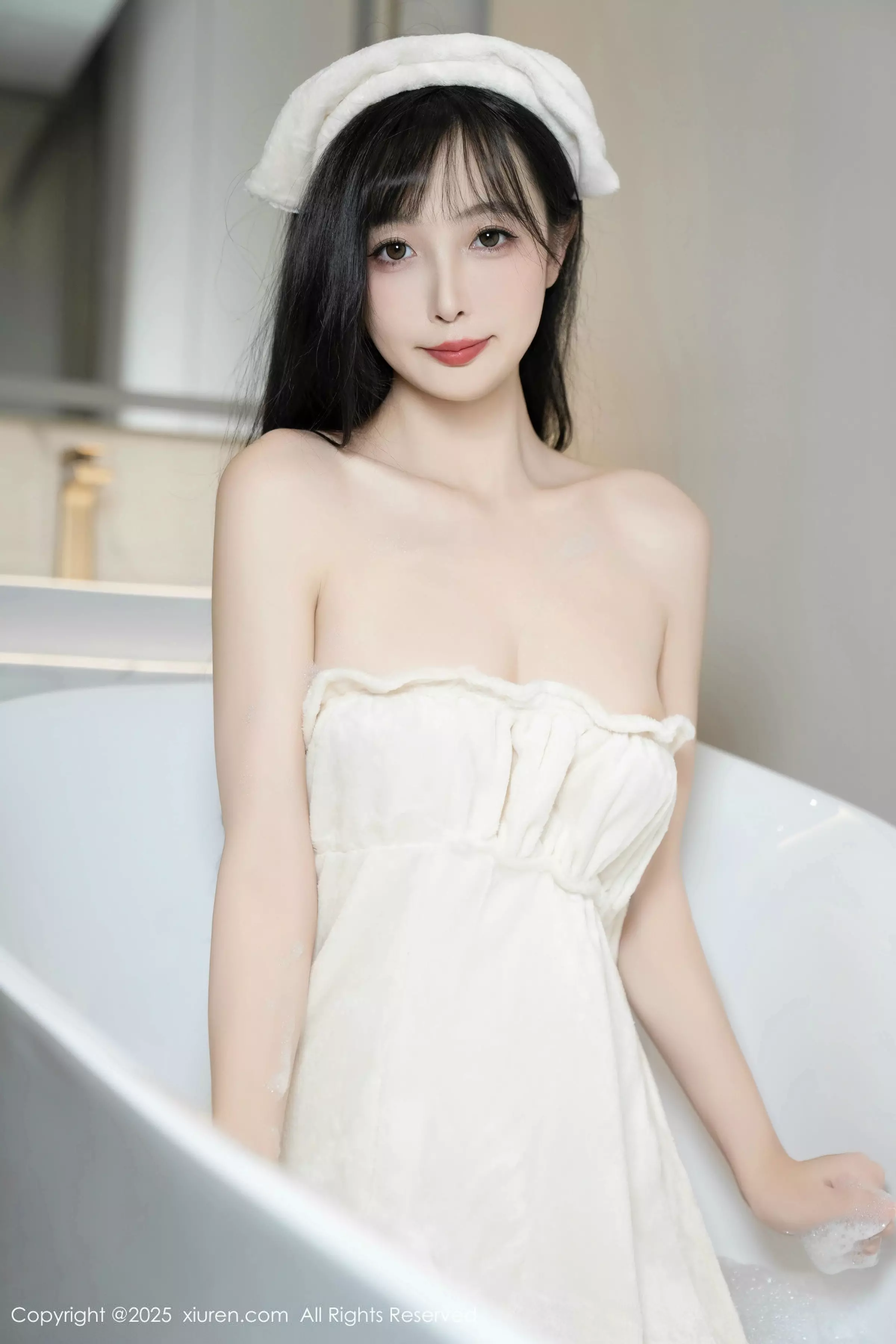 [[XiuRen秀人网]秀人网]No.10005_模特樱桃小阑子浴室场景性感白色浴袍配原色丝袜秀美腿诱惑写真87P