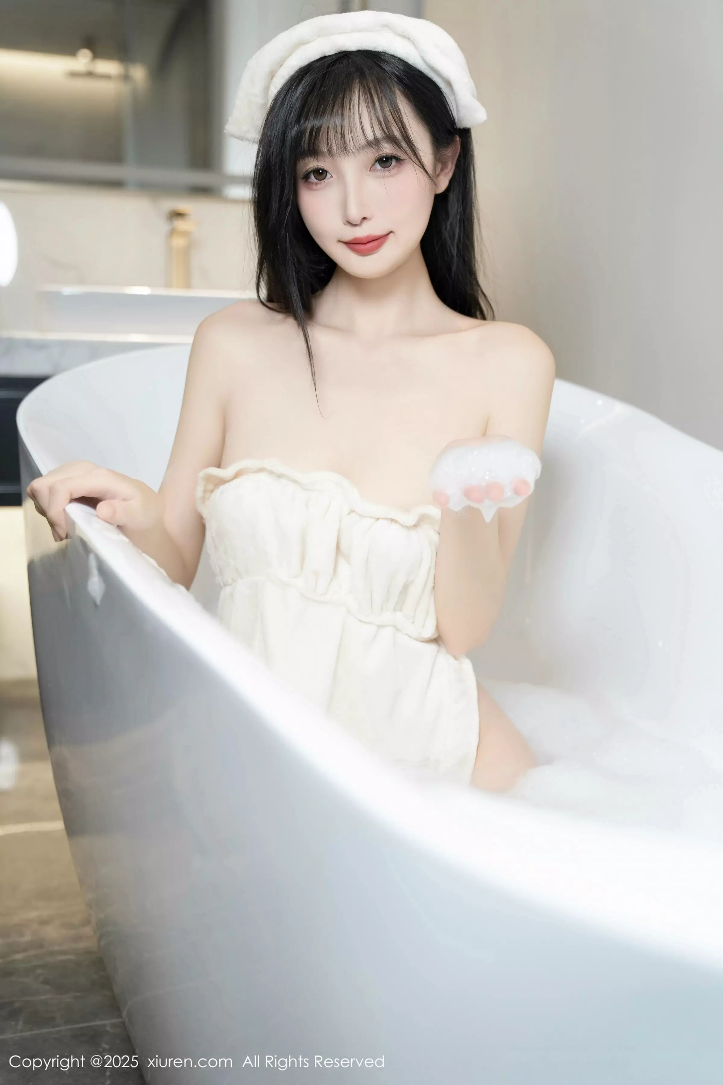 [[XiuRen秀人网]秀人网]No.10005_模特樱桃小阑子浴室场景性感白色浴袍配原色丝袜秀美腿诱惑写真87P