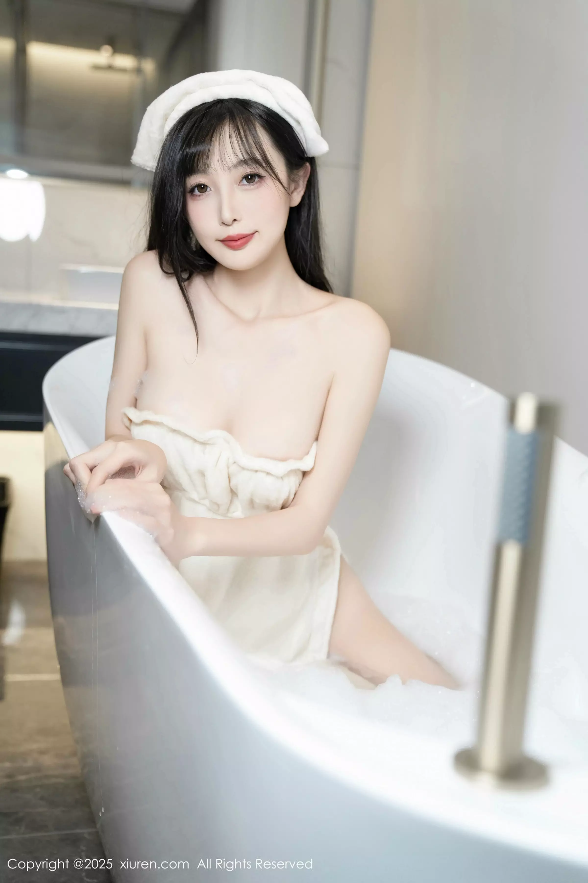 [[XiuRen秀人网]秀人网]No.10005_模特樱桃小阑子浴室场景性感白色浴袍配原色丝袜秀美腿诱惑写真87P
