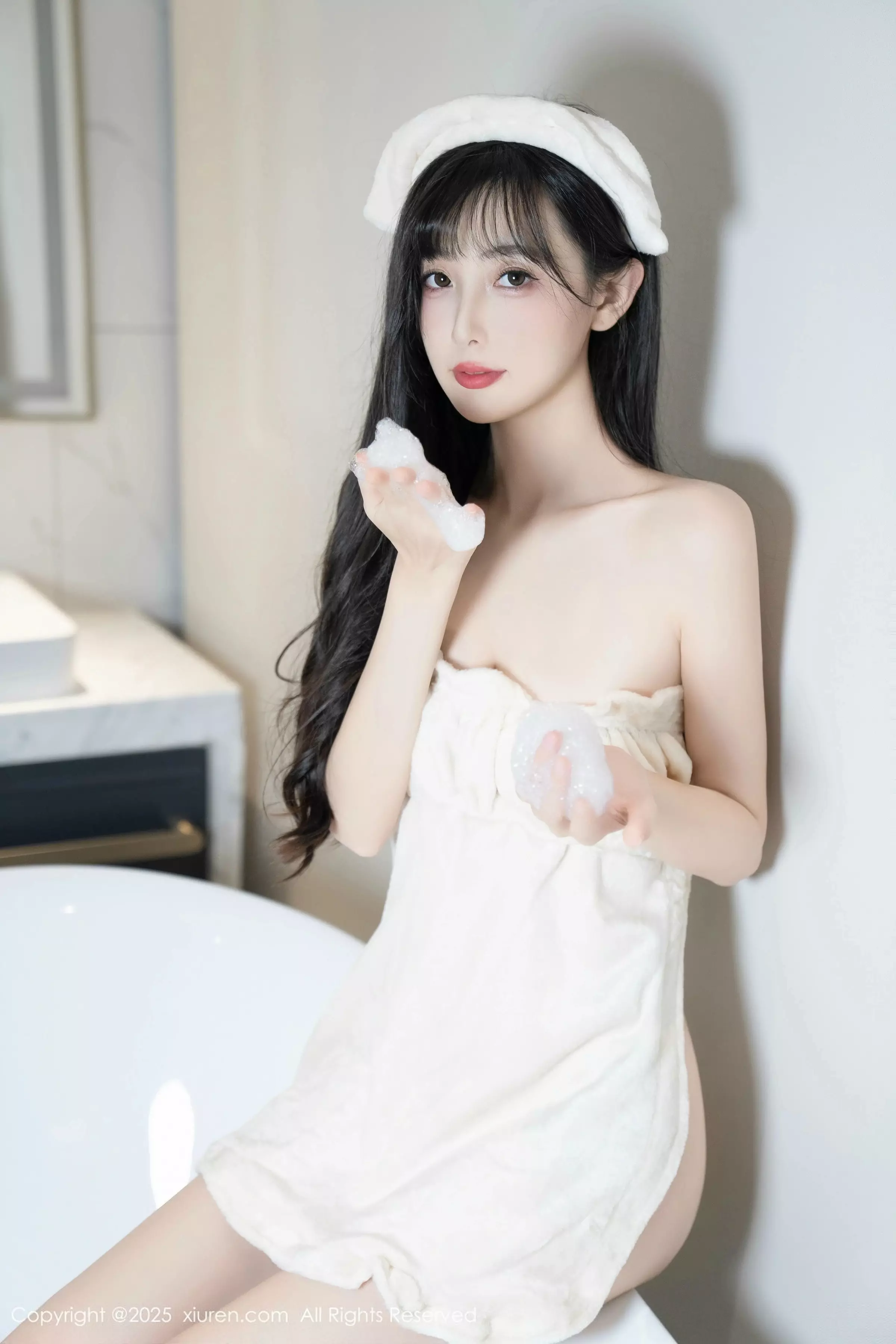 [[XiuRen秀人网]秀人网]No.10005_模特樱桃小阑子浴室场景性感白色浴袍配原色丝袜秀美腿诱惑写真87P