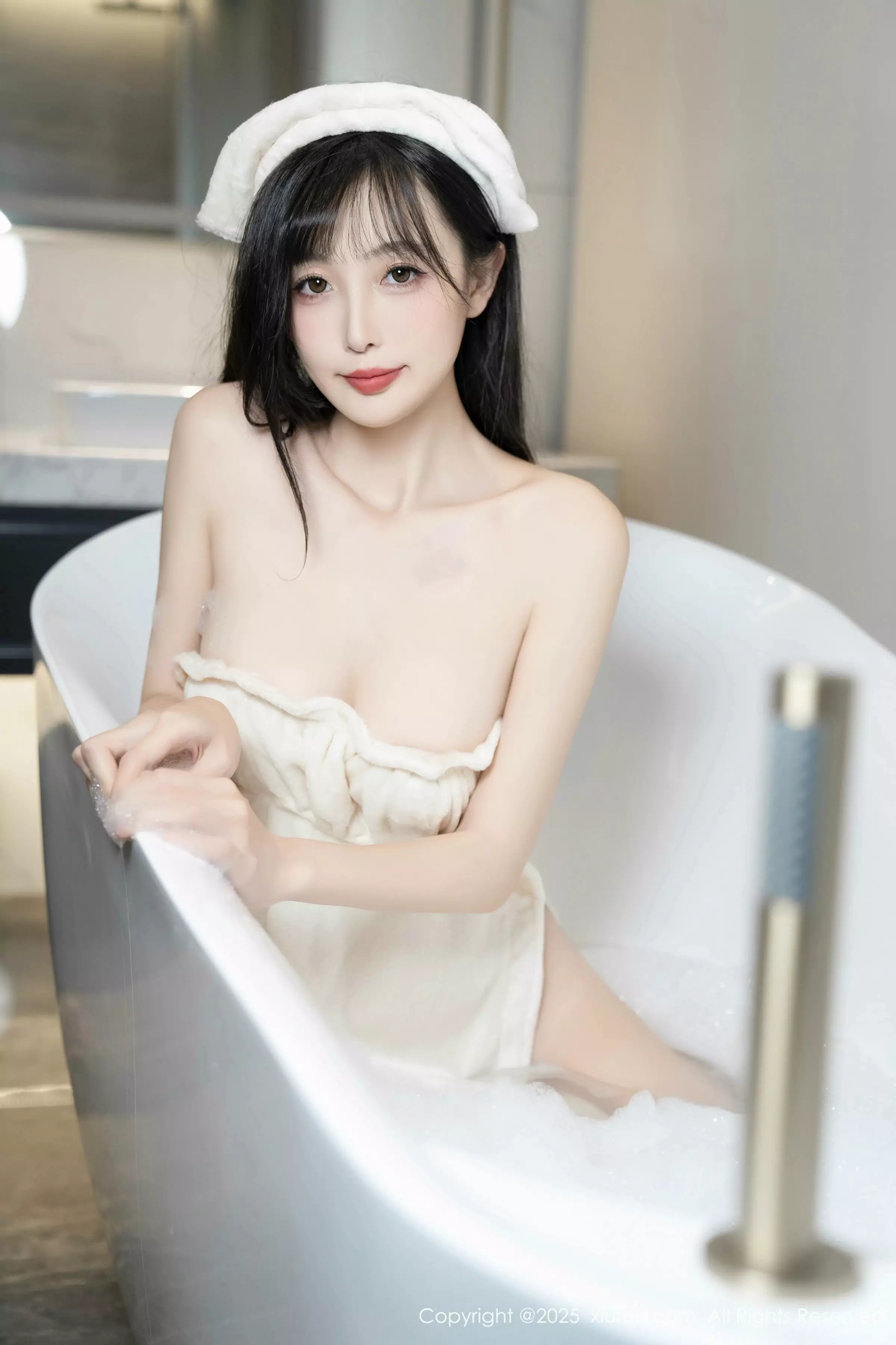 [[XiuRen秀人网]秀人网]No.10005_模特樱桃小阑子浴室场景性感白色浴袍配原色丝袜秀美腿诱惑写真87P