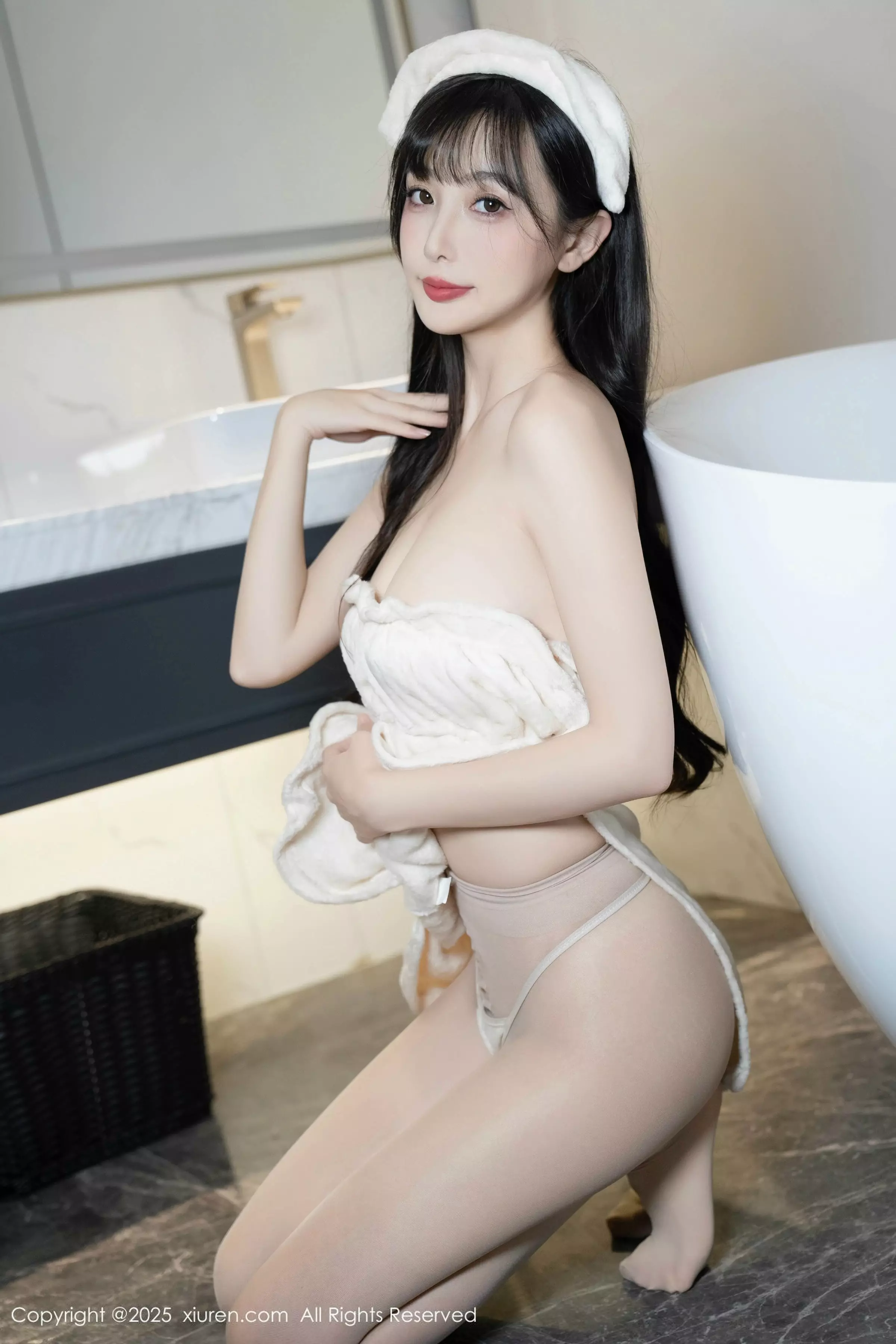 [[XiuRen秀人网]秀人网]No.10005_模特樱桃小阑子浴室场景性感白色浴袍配原色丝袜秀美腿诱惑写真87P