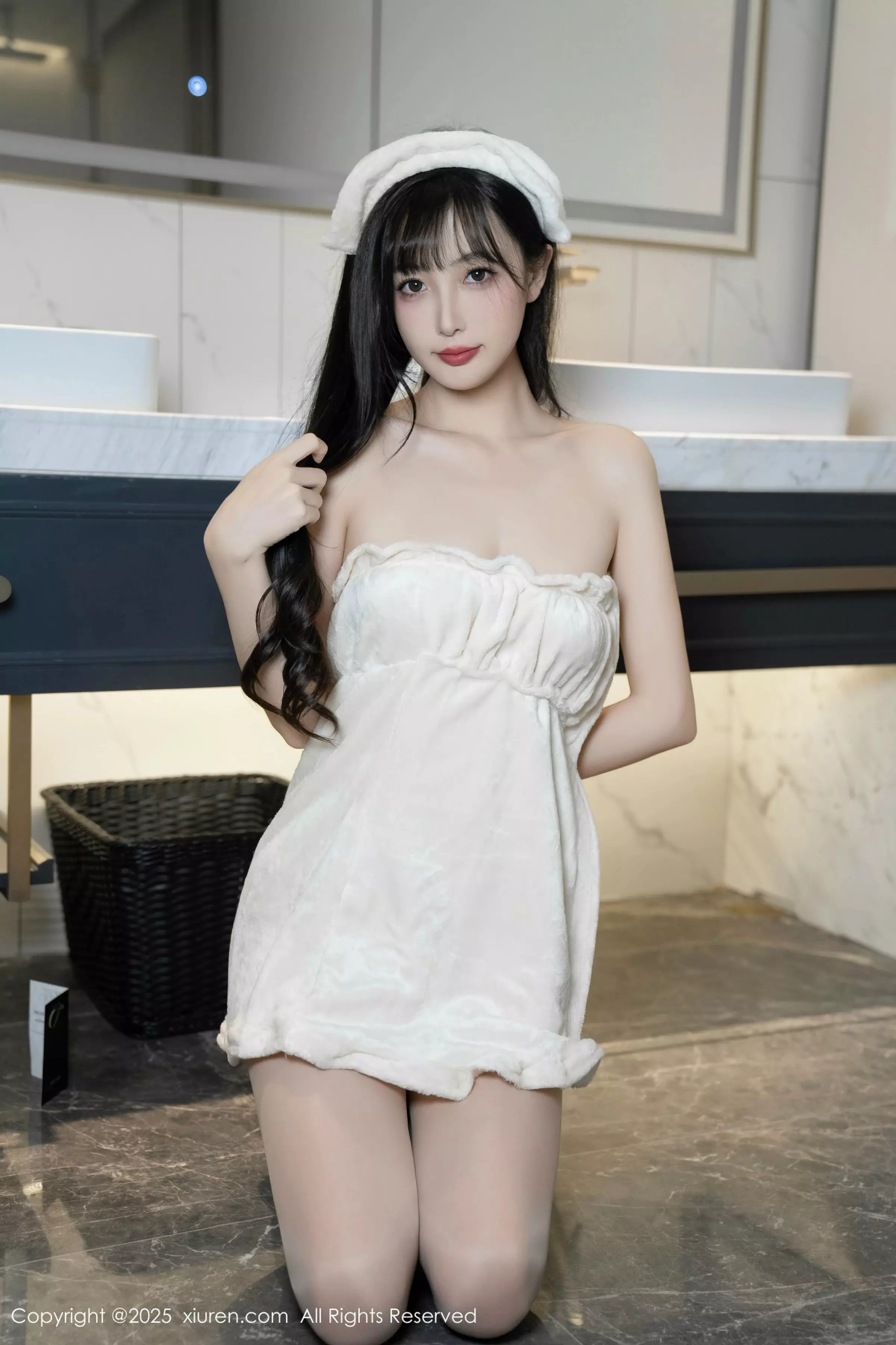 [[XiuRen秀人网]秀人网]No.10005_模特樱桃小阑子浴室场景性感白色浴袍配原色丝袜秀美腿诱惑写真87P