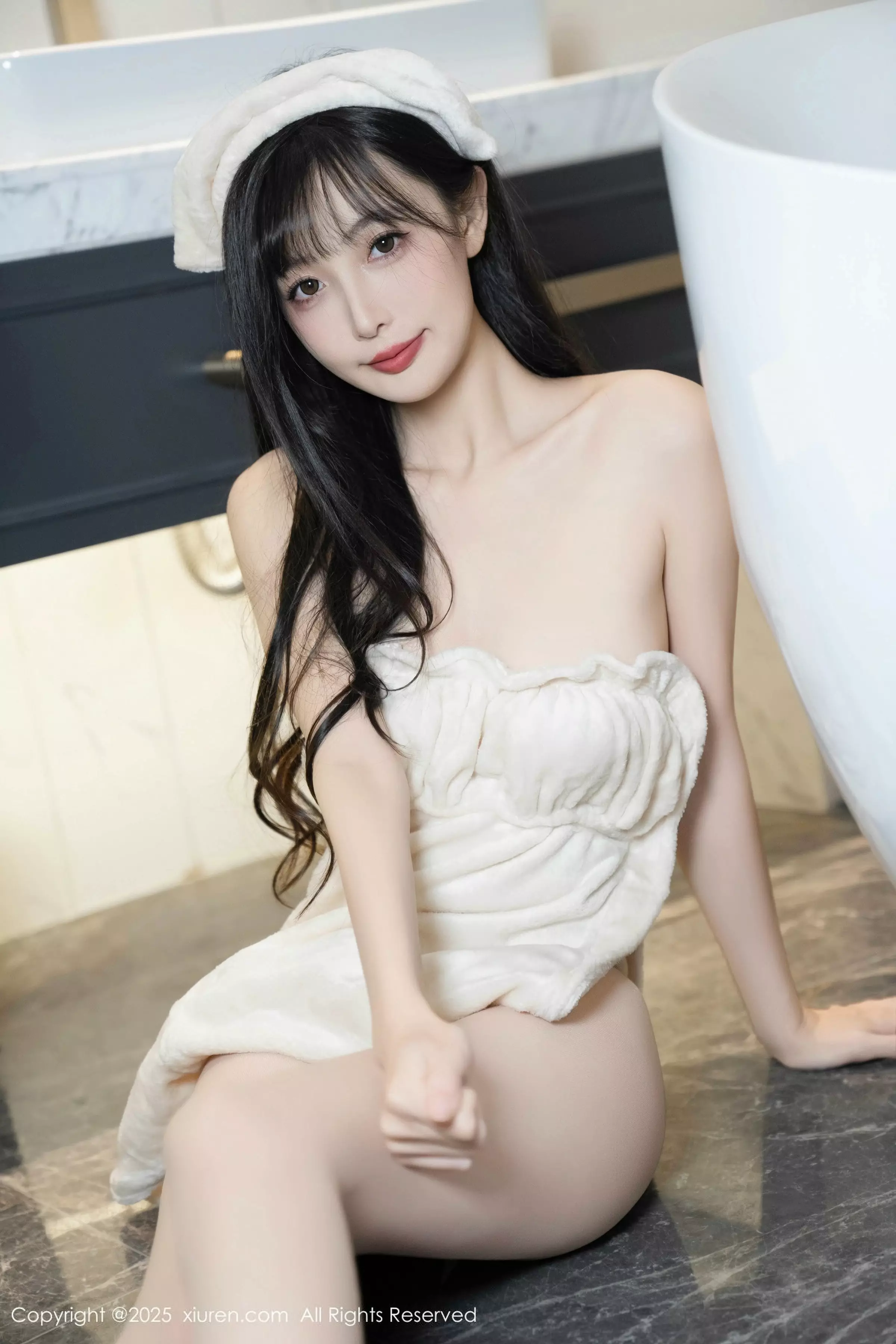 [[XiuRen秀人网]秀人网]No.10005_模特樱桃小阑子浴室场景性感白色浴袍配原色丝袜秀美腿诱惑写真87P