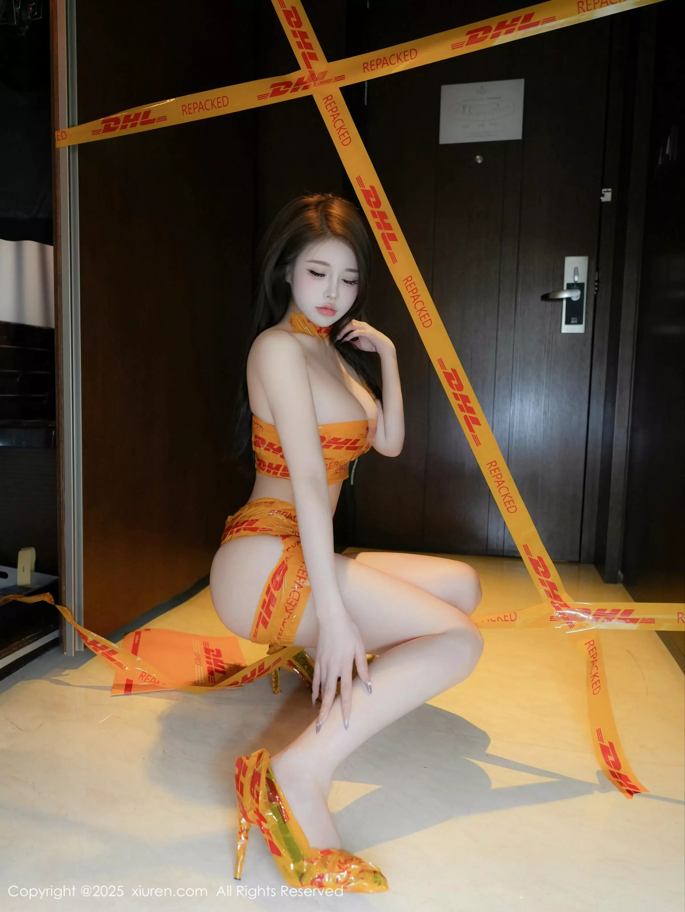 [[XiuRen秀人网]秀人网]No.10016_模特甜妮户外性感黄色胶带裹身秀完美身材白嫩肌肤诱惑写真76P