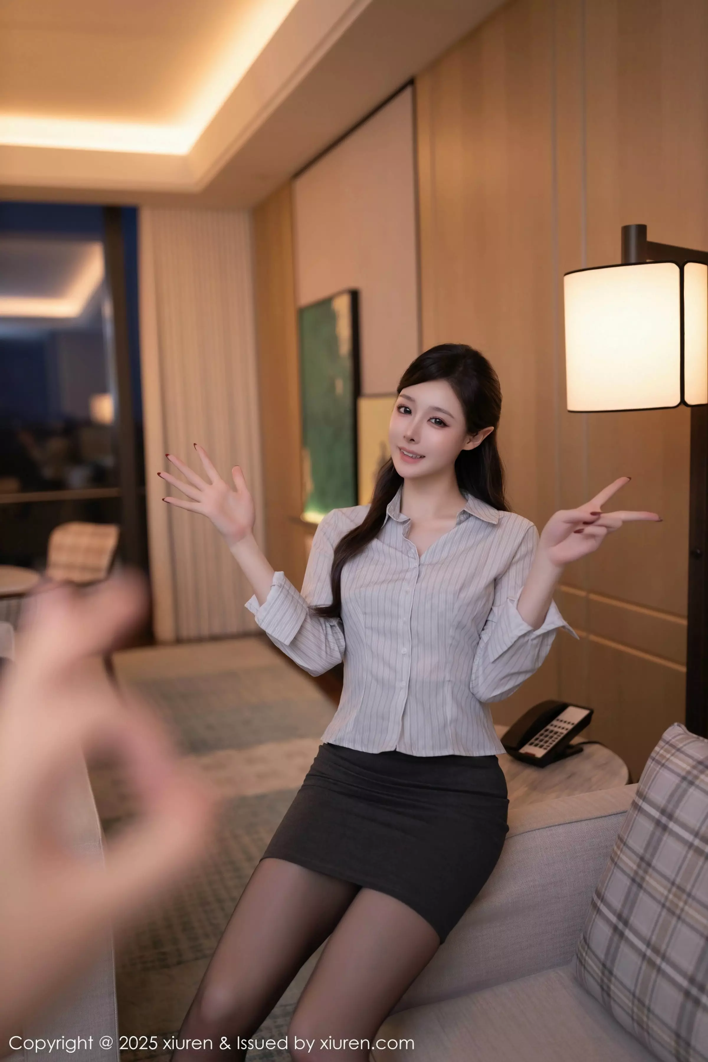 [[XiuRen秀人网]秀人网]No.10022_模特小逗逗性感衬衫露豹纹内衣配超薄黑丝秀曼妙身姿诱惑写真79P