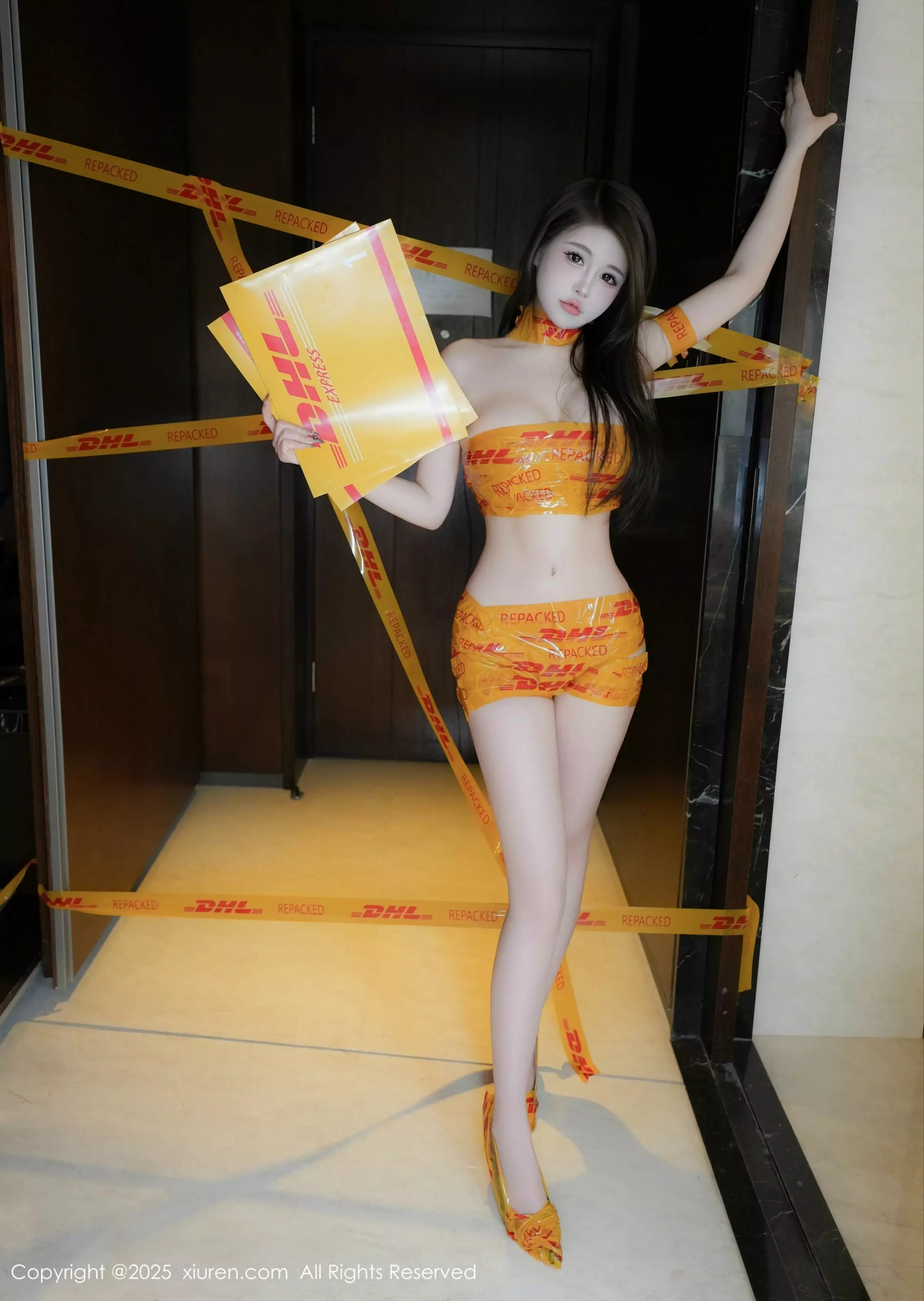 [[XiuRen秀人网]秀人网]No.10016_模特甜妮户外性感黄色胶带裹身秀完美身材白嫩肌肤诱惑写真76P