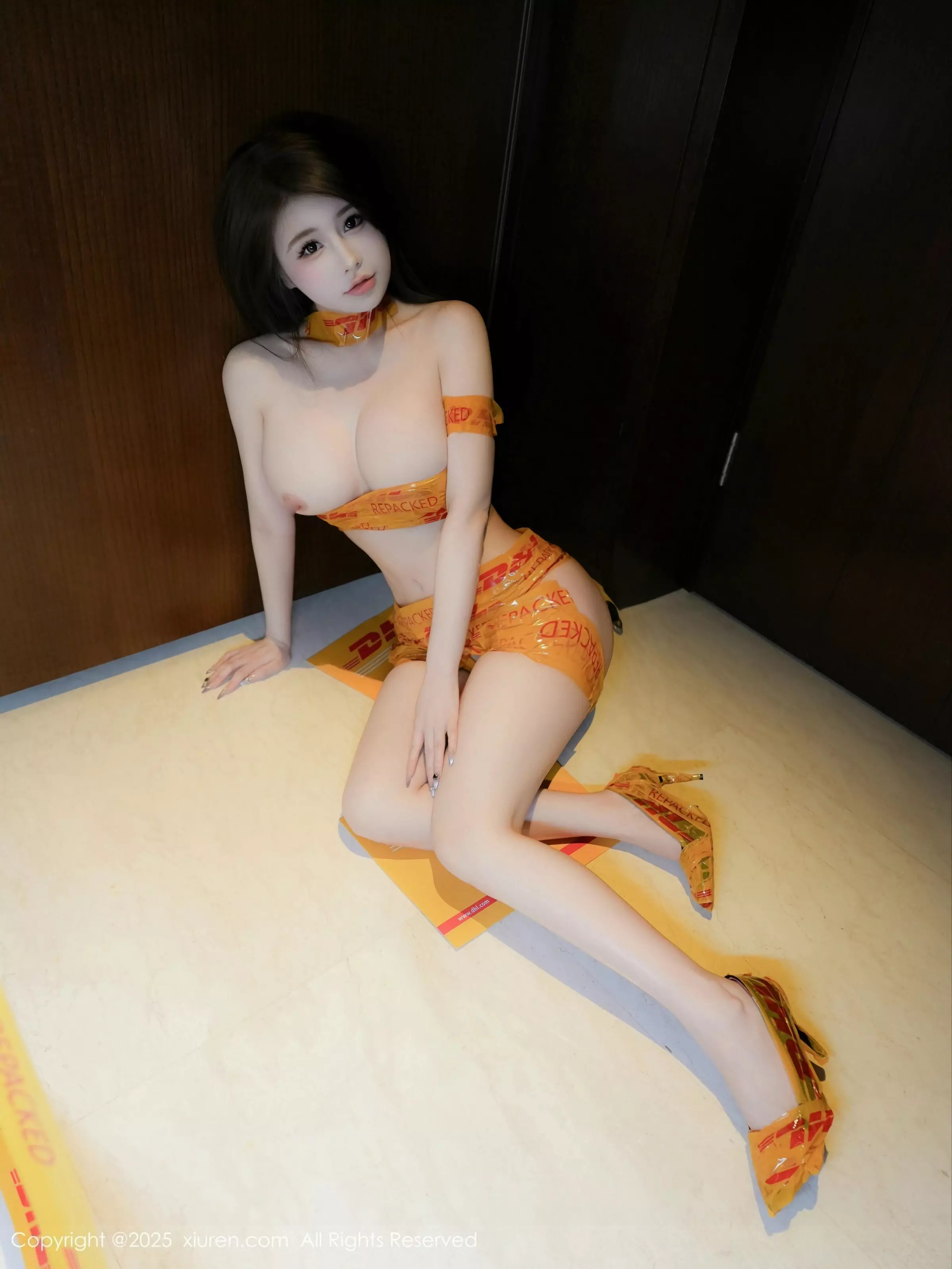 [[XiuRen秀人网]秀人网]No.10016_模特甜妮户外性感黄色胶带裹身秀完美身材白嫩肌肤诱惑写真76P