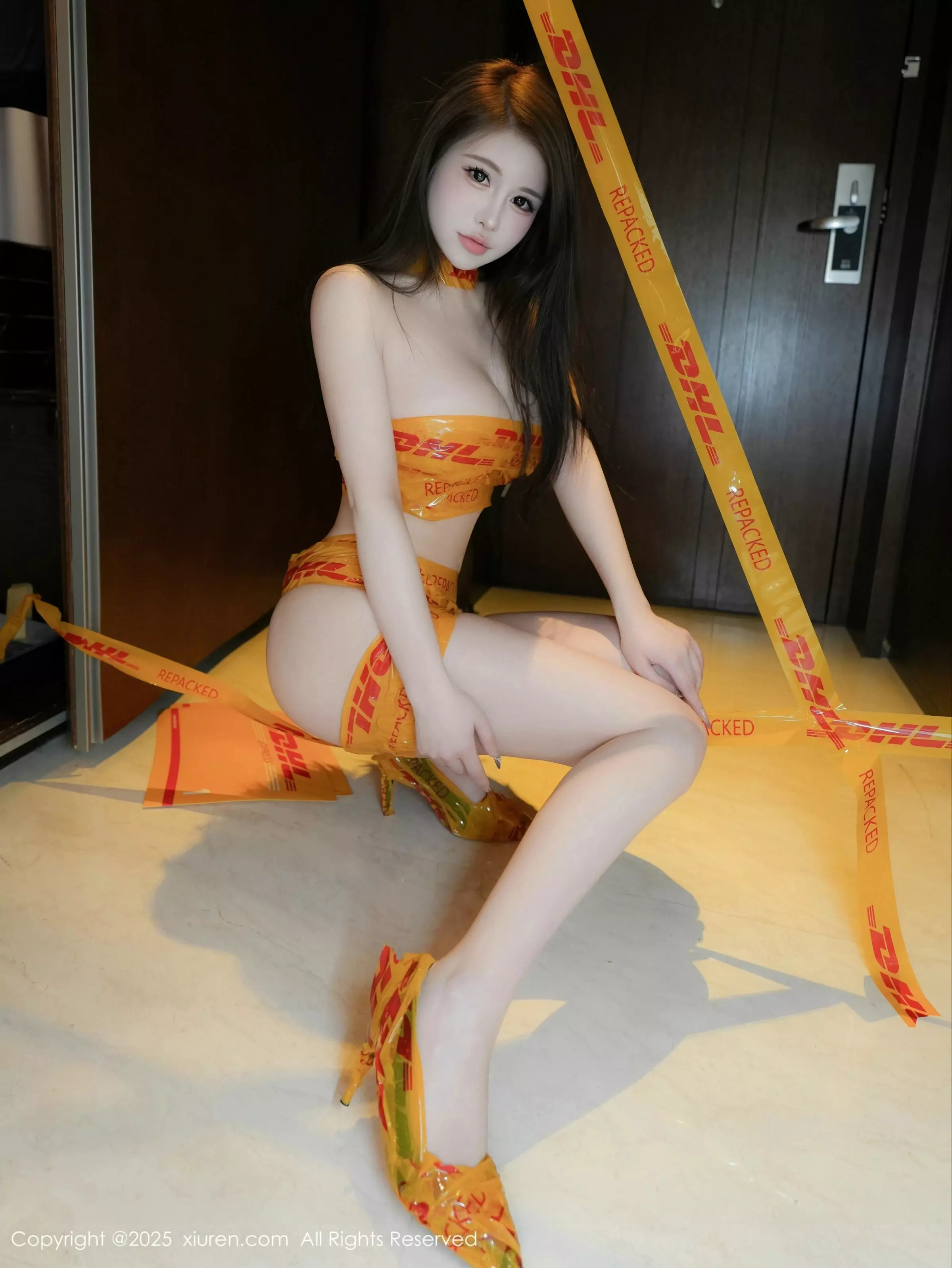 [[XiuRen秀人网]秀人网]No.10016_模特甜妮户外性感黄色胶带裹身秀完美身材白嫩肌肤诱惑写真76P