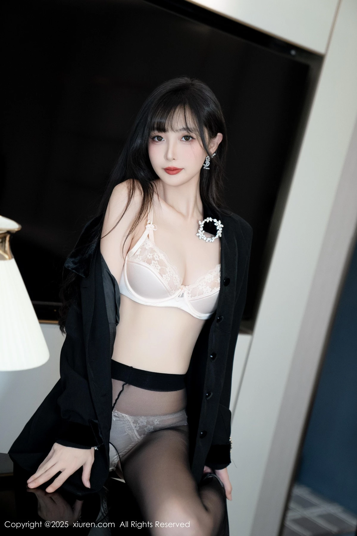 [[XiuRen秀人网]秀人网]No.9918_模特樱桃小阑子黑色外套露性感内衣配开档黑丝秀曼妙身姿诱惑写真99P