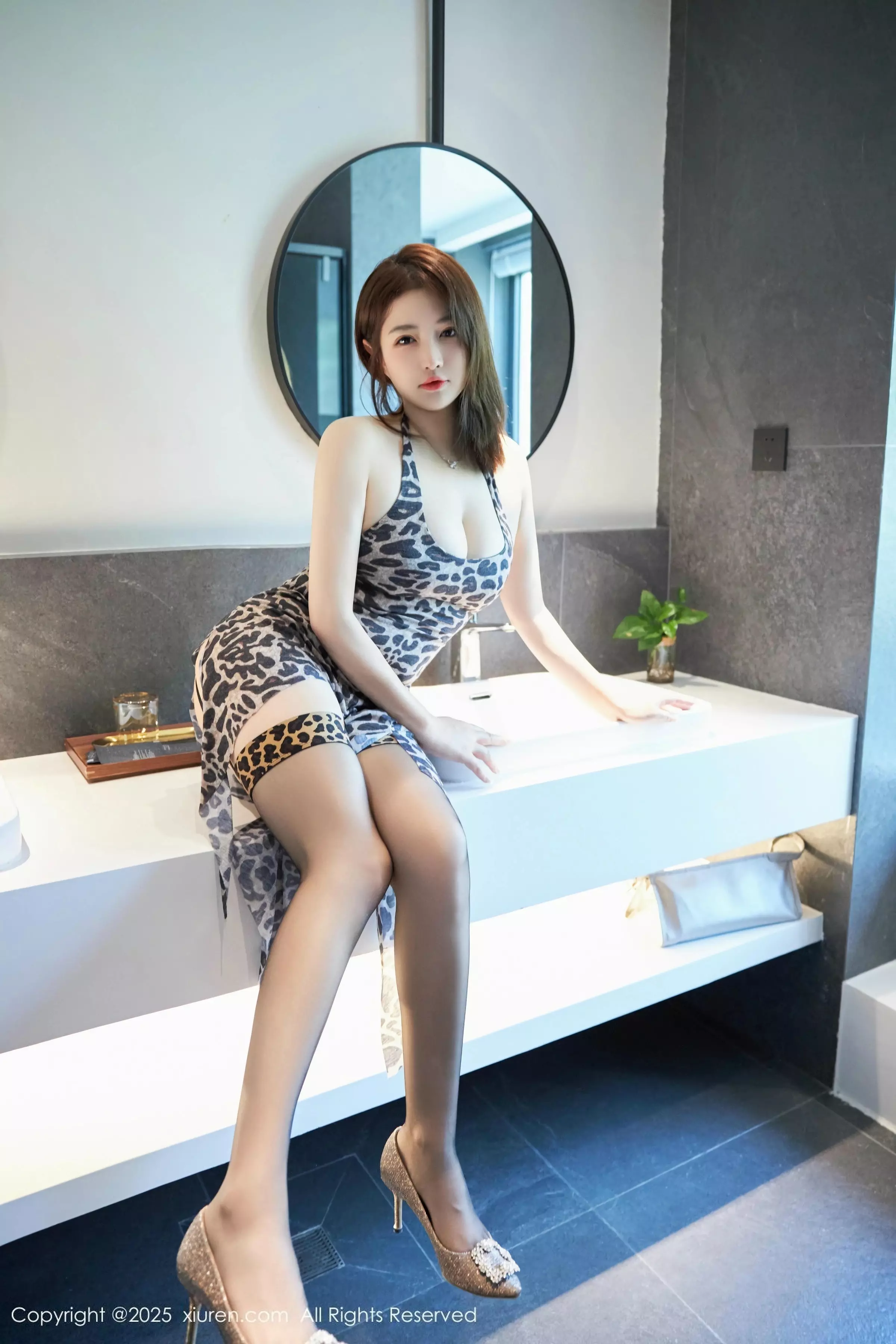 [[XiuRen秀人网]秀人网]No.10031_模特养乐多Doll性感黑色内衣+豹纹吊带裙秀完美身材诱惑写真46P