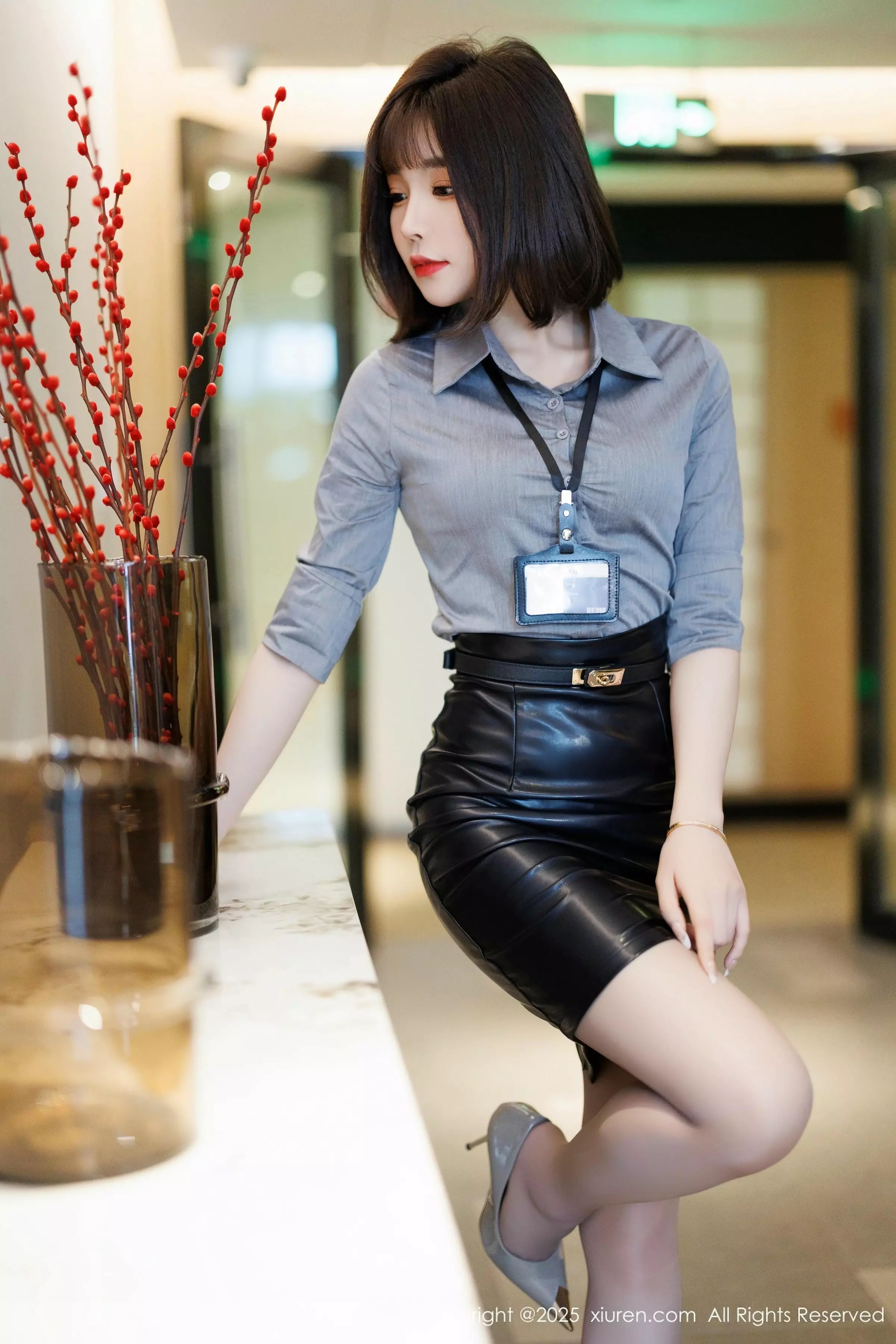 [[XiuRen秀人网]秀人网]No.10080_女神徐莉芝Booty灰色衬衫配黑短裙露灰丝袜秀曼妙身姿诱惑写真81P