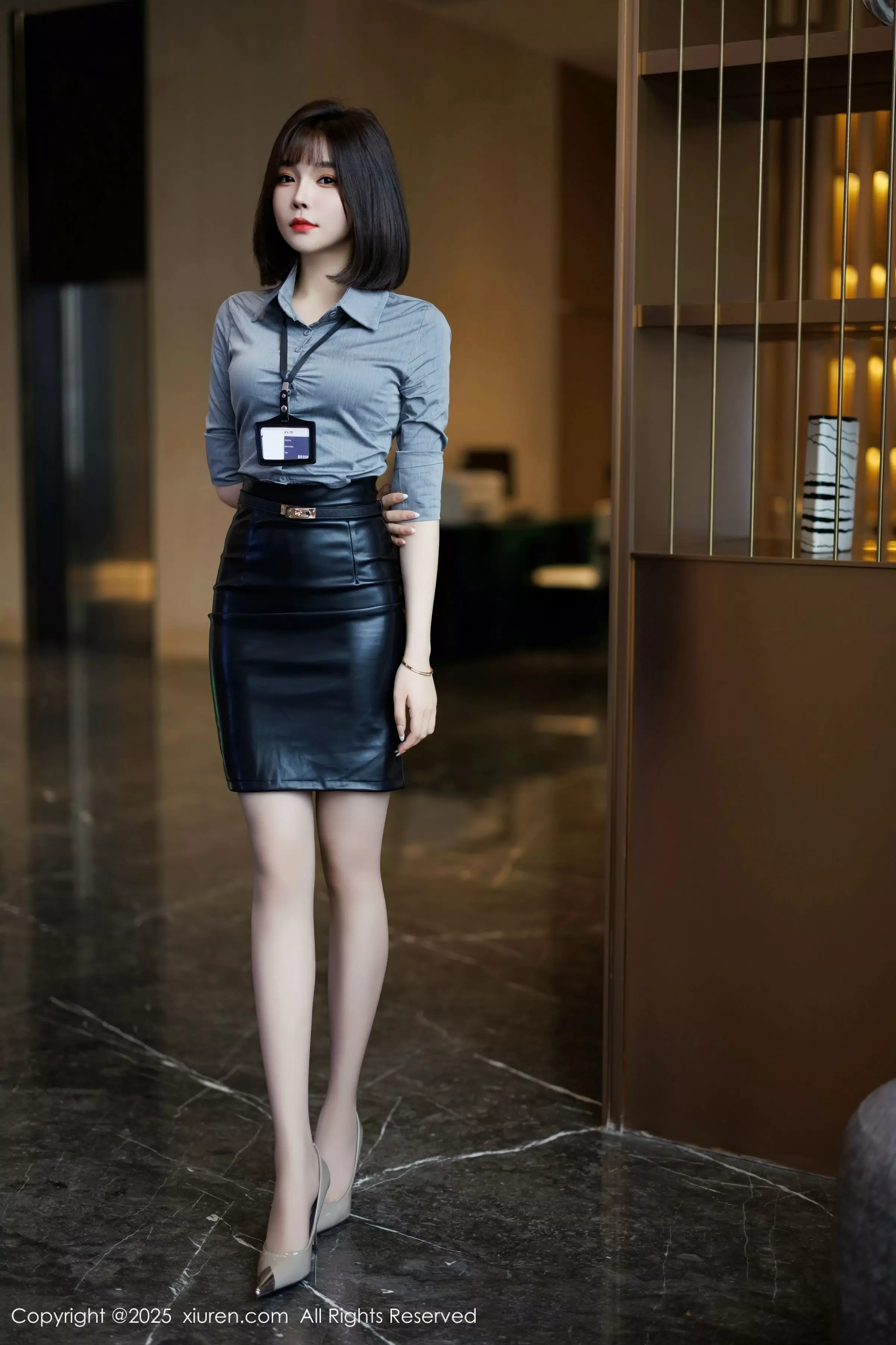 [[XiuRen秀人网]秀人网]No.10080_女神徐莉芝Booty灰色衬衫配黑短裙露灰丝袜秀曼妙身姿诱惑写真81P