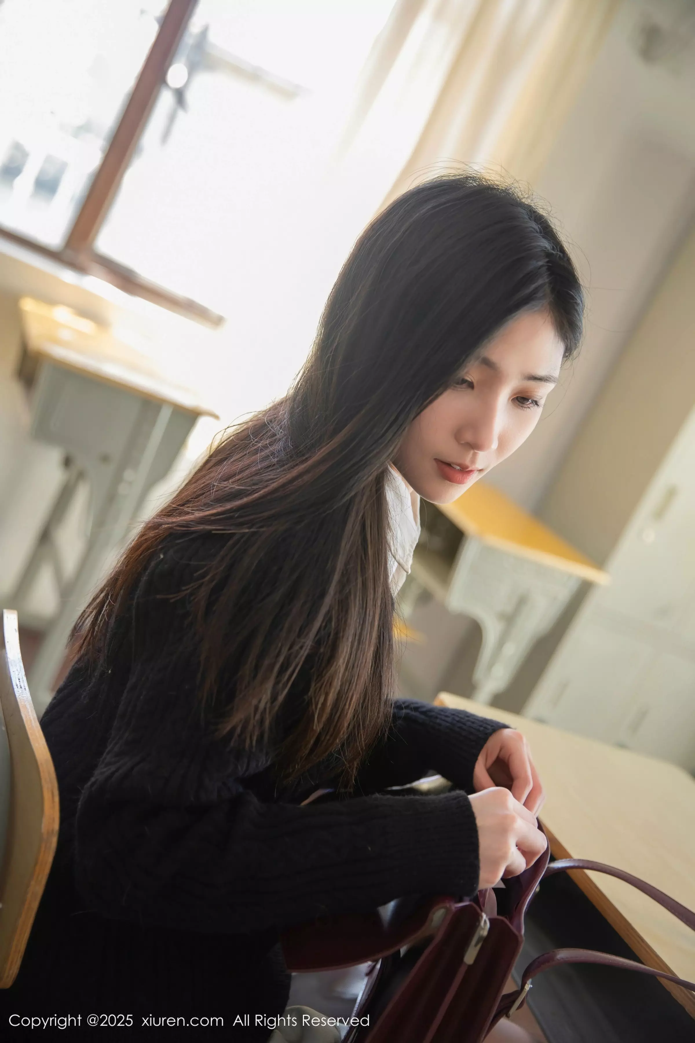 [[XiuRen秀人网]秀人网]No.10078_模特刘婷婷教室场景性感白色短裙配白丝袜秀完美身材诱惑写真80P