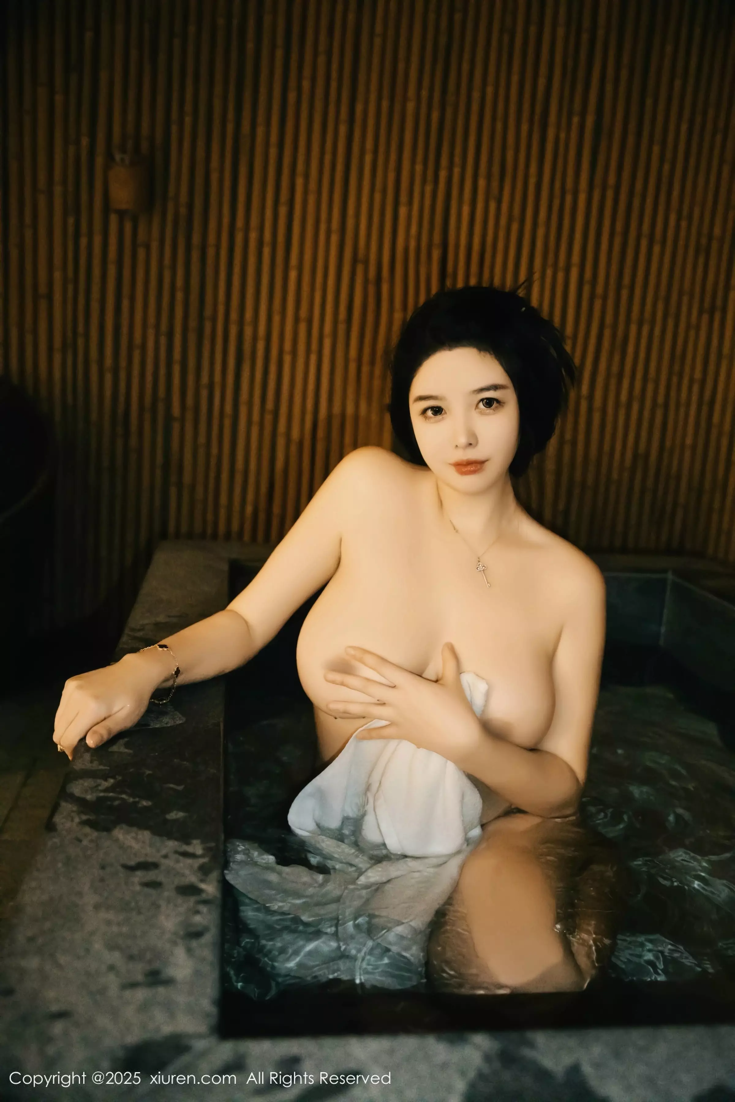 [[XiuRen秀人网]秀人网]No.10091_模特林若凡F温泉主题性感白色浴巾半撩秀丰腴身材惹火诱惑写真37P