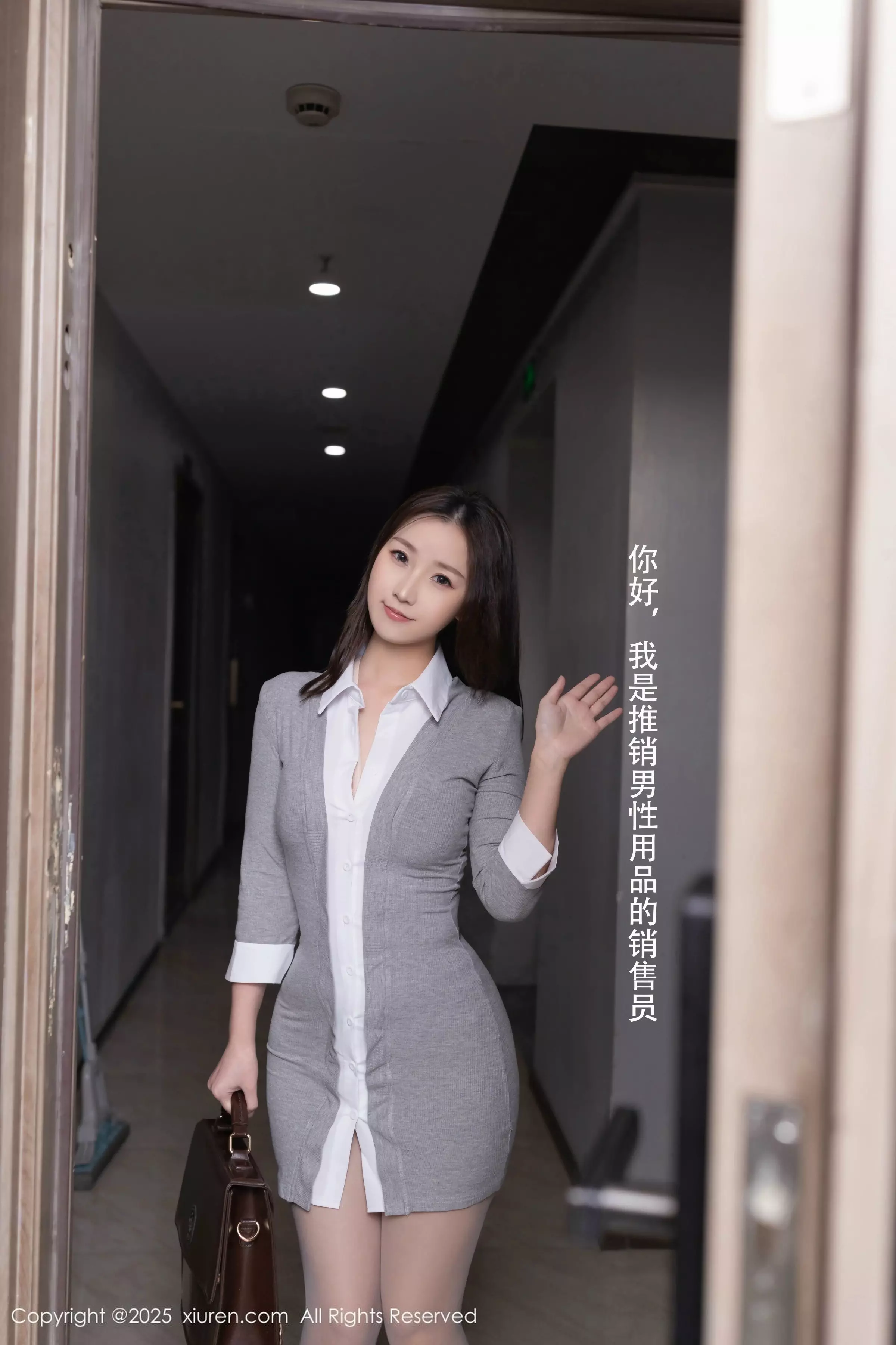 [[XiuRen秀人网]秀人网]No.10105_模特杏子Yada性感灰色短裙露肉色内衣配原色丝袜秀美腿诱惑写真70P